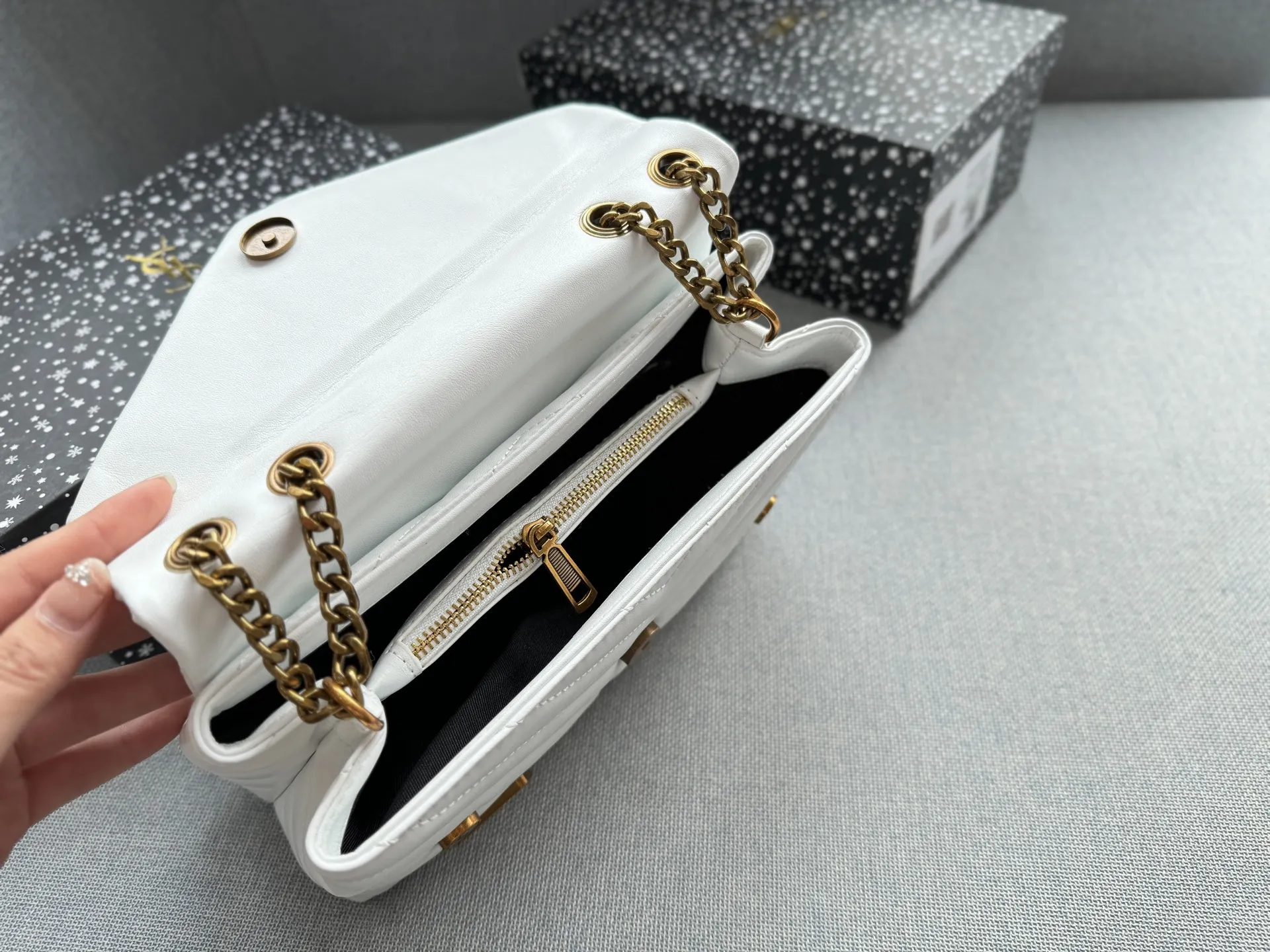 💰130 天地盖 size:25×17 圣罗兰 YSL LOULOU 徽章 信封包 链条包 斜挎单肩包 云朵包 越看越有气质 休闲商务都可驾驭 仙女们快来把它带回家✨ 时髦瞬间被拿捏,真的百搭,不信你试!