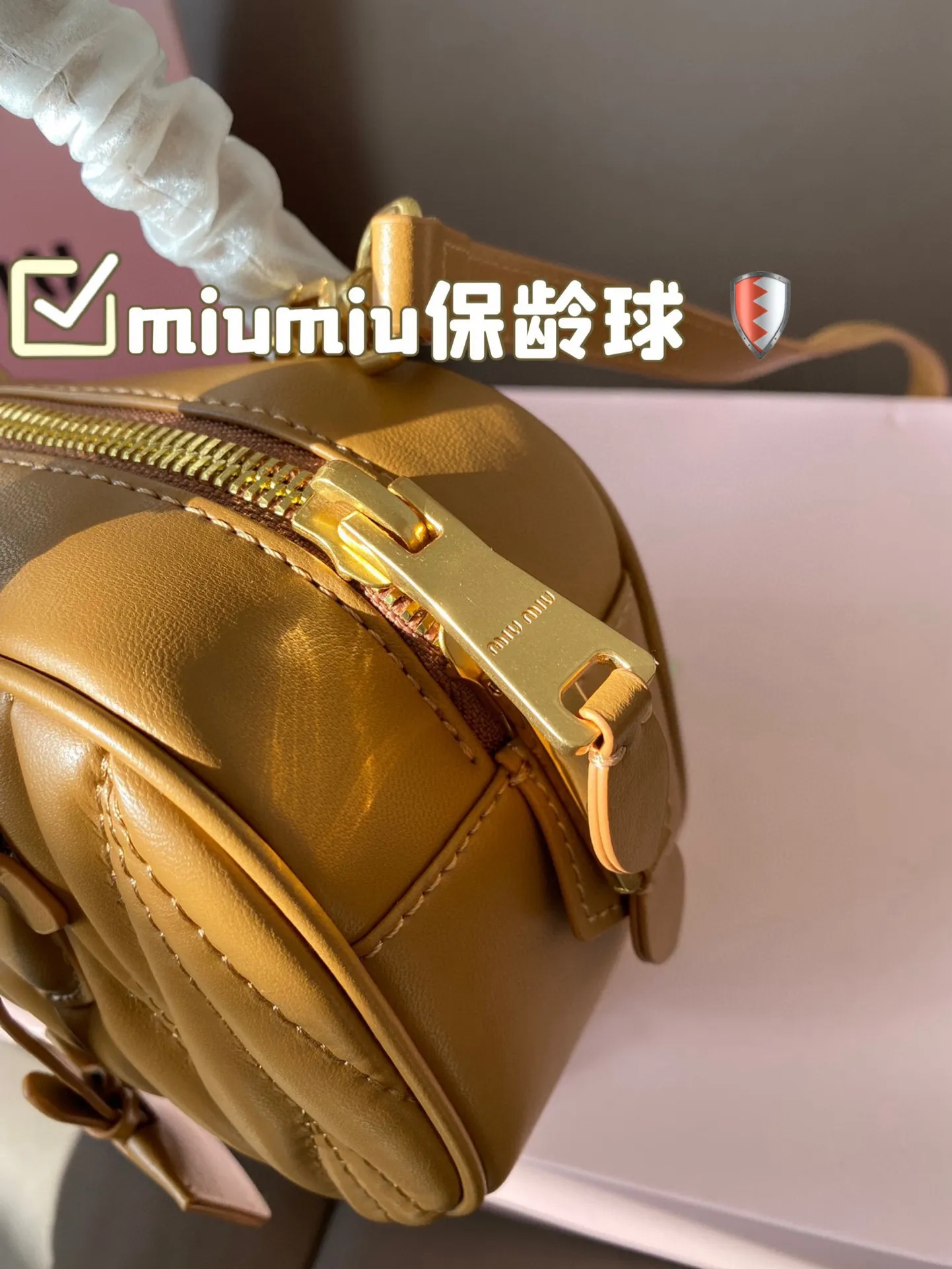 P200 配盒 size:23*12cm miumiu保龄球 新尺寸‼️ 很难不爱啊啊! 这个尺寸很难不动心哦! 可手拎也可斜挎 容量足足的~~ 出场就是miumiu小公主