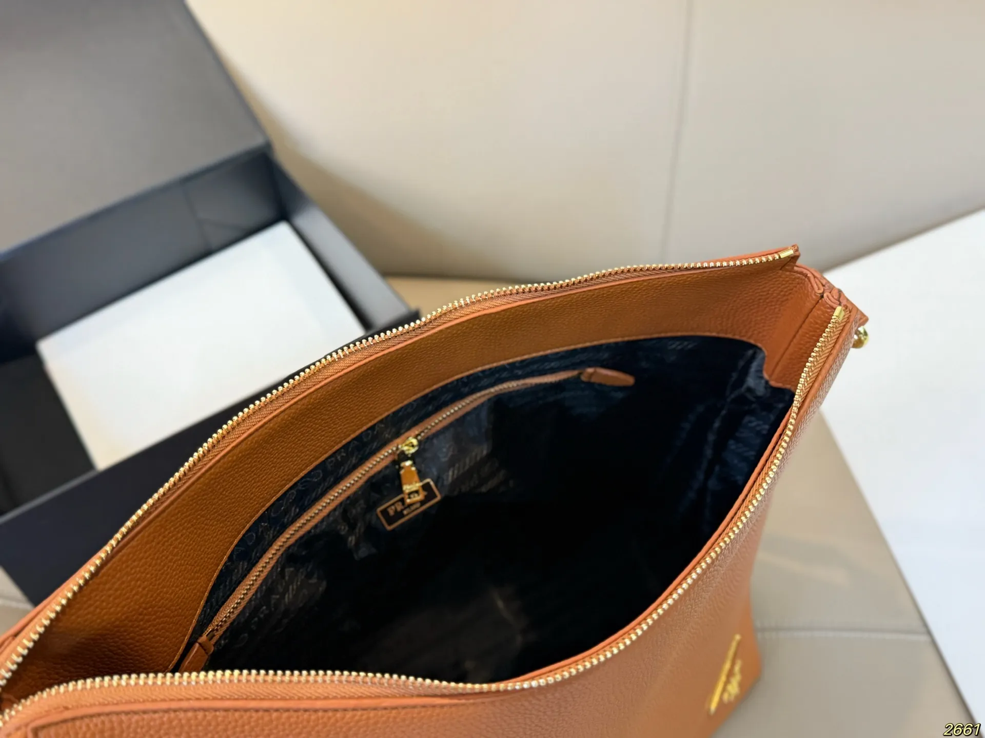 ¥165 普拉达Prada 新款托特包腋下包 充满了不一样的帅气感 甜酷辣妹穿搭必备 尺寸: 34 31