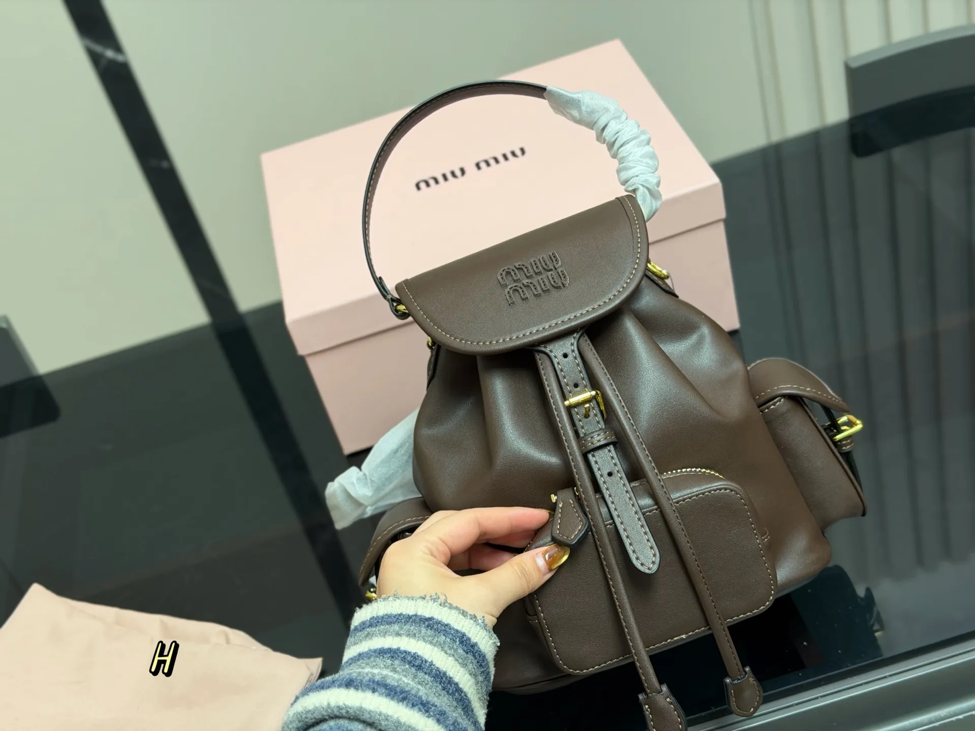&yen;210 配盒 size：21*23cm（小号） 又一季特别美丽的Miu Miu miumiu ss25 双肩包 少女心与摩登格调的碰撞 轻松拿捏时髦 轻便能装，质感绝绝子，miumiu的少女感+酷感完美结合~