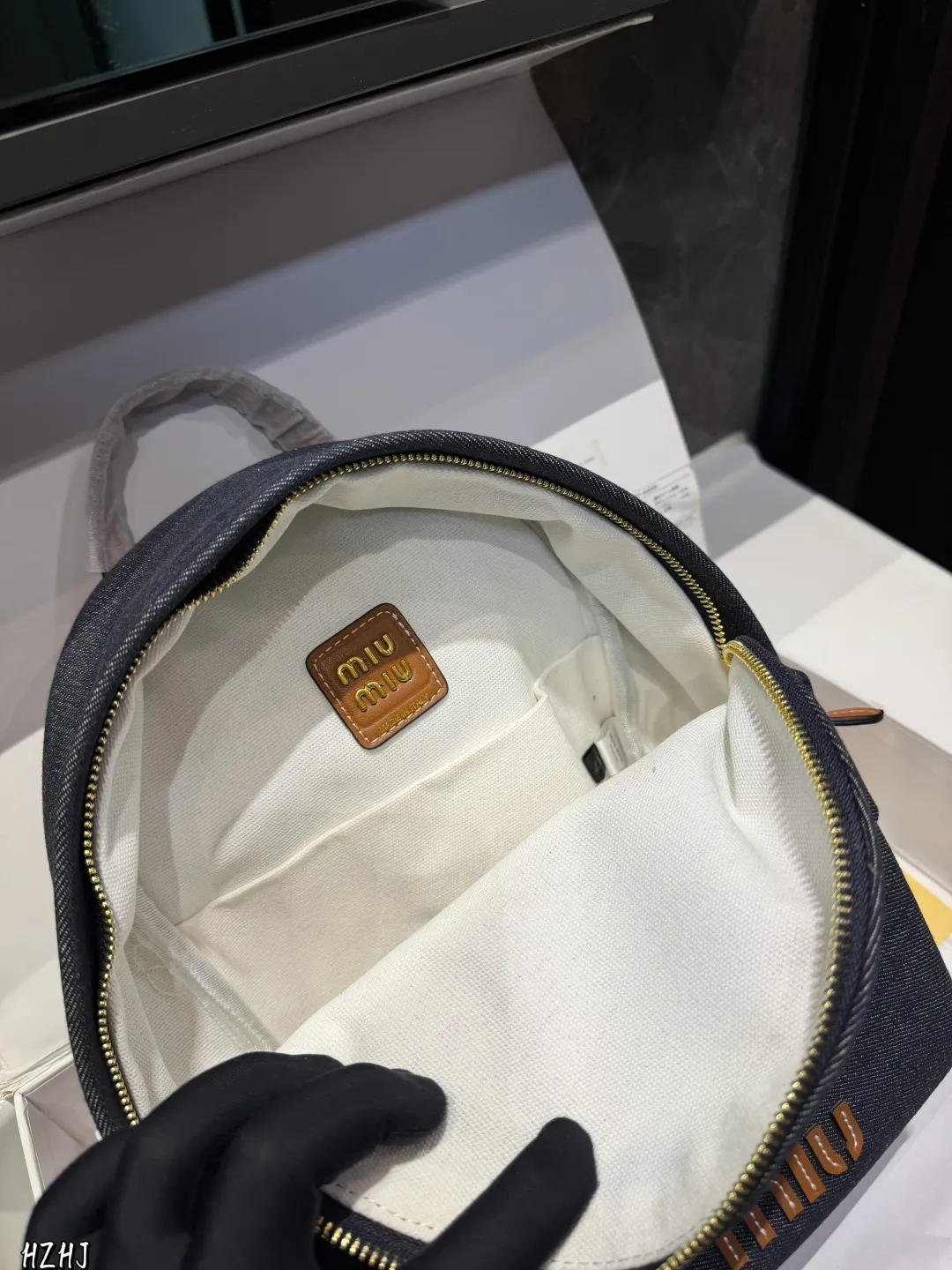 ❤️p170p160❤️ MiuMiu期待已久 帆布双肩包.中古包春夏系列包包 简洁利落的设计凸显功能性 实用主义 柔软舒服的触感彰显 MiuMiu 女性愈加自信,务实,前卫和酷炫的态度 尺寸:33^17*40/22*15*33cm