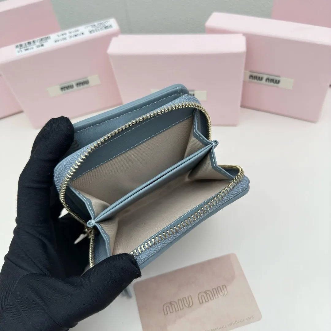 P95🎀miumiu 3511🎀颜色 黑色 粉色 蓝色 🎀尺寸 10.5*10*3🎀miumiu专柜最新款！专柜爆款热力来袭，经典提花压纹设计，釆用顶级进口小羊皮，皮质细腻柔软，做工精细
