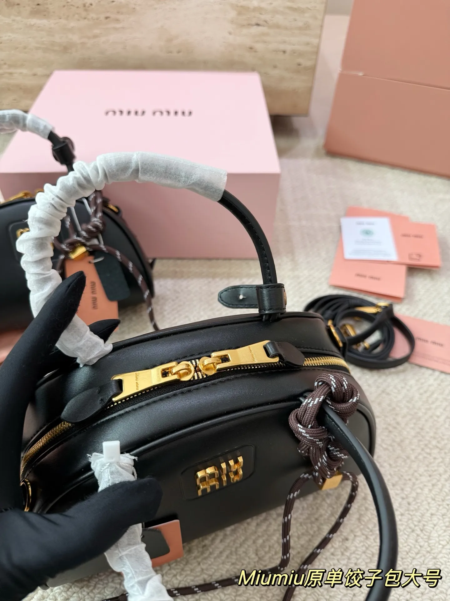 P180 P160 配挂件配盒 size:21 12cm 18 10cm 可盐可甜的 MiuMiu 女孩 miumiu wander半月包饺子包 好搭 什么风格都能驾驭 材质很柔软 容量也非常OK 复古俏皮的hobo包型 是近期几乎天天拿出门的包包!