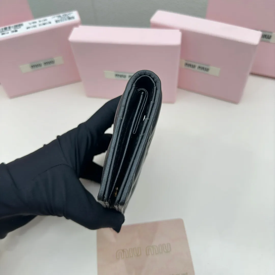 P85🎀miumiu 3513🎀颜色 黑 蓝 粉🎀尺寸 11.5*10*3 🎀miumiu专柜最新款！专柜爆款热力来袭，经典提花压纹设计，釆用顶级进口小羊皮，皮质细腻柔软，做工精细