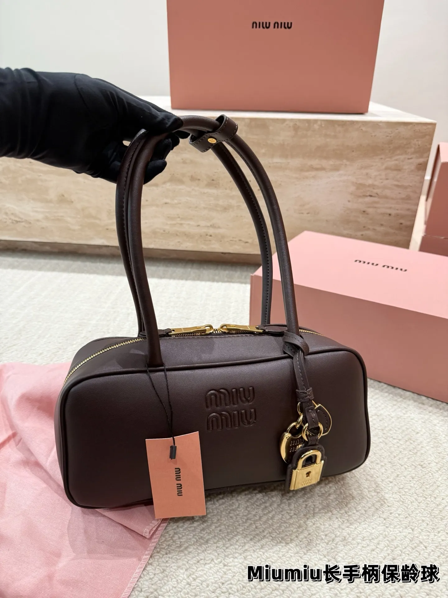 P220 配挂件 size:27.12cm miumiu保龄球长手柄 对版面料 皮质光滑细腻柔软, 棉质缎面衬里。 背起来都很nice 哦 可手拎也可斜挎! 出场就是miumiu小公主!