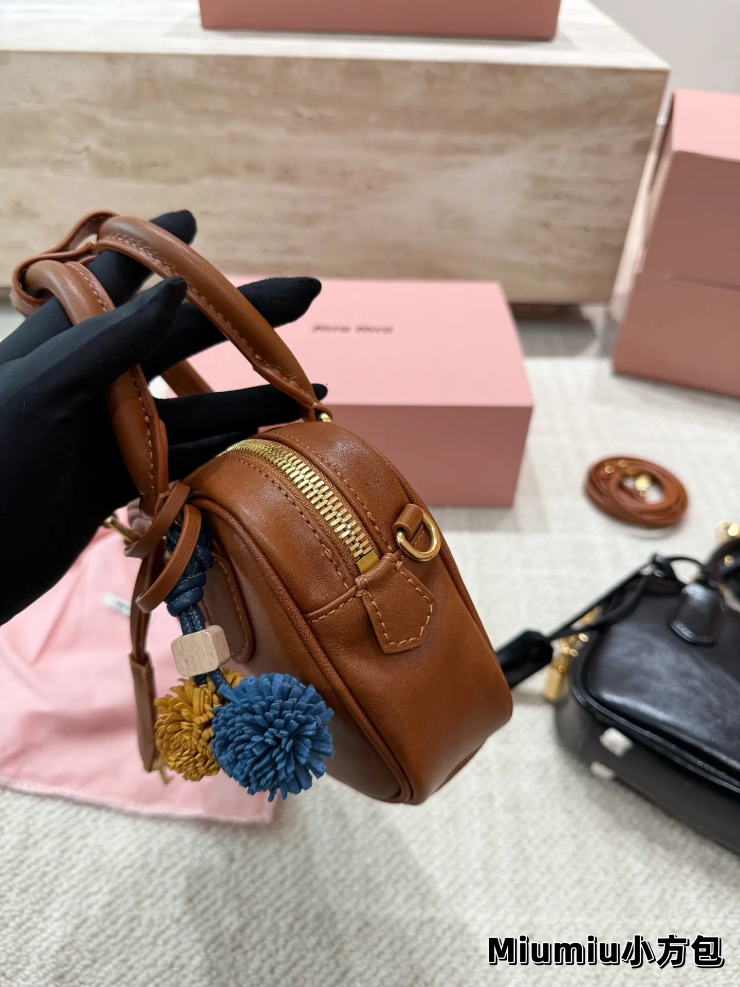 P210 📍Miumiu25秋冬秀款做旧小方块 尺寸 13*19*6CM 两个颜色 爆款预测🔥配盒子挂件
