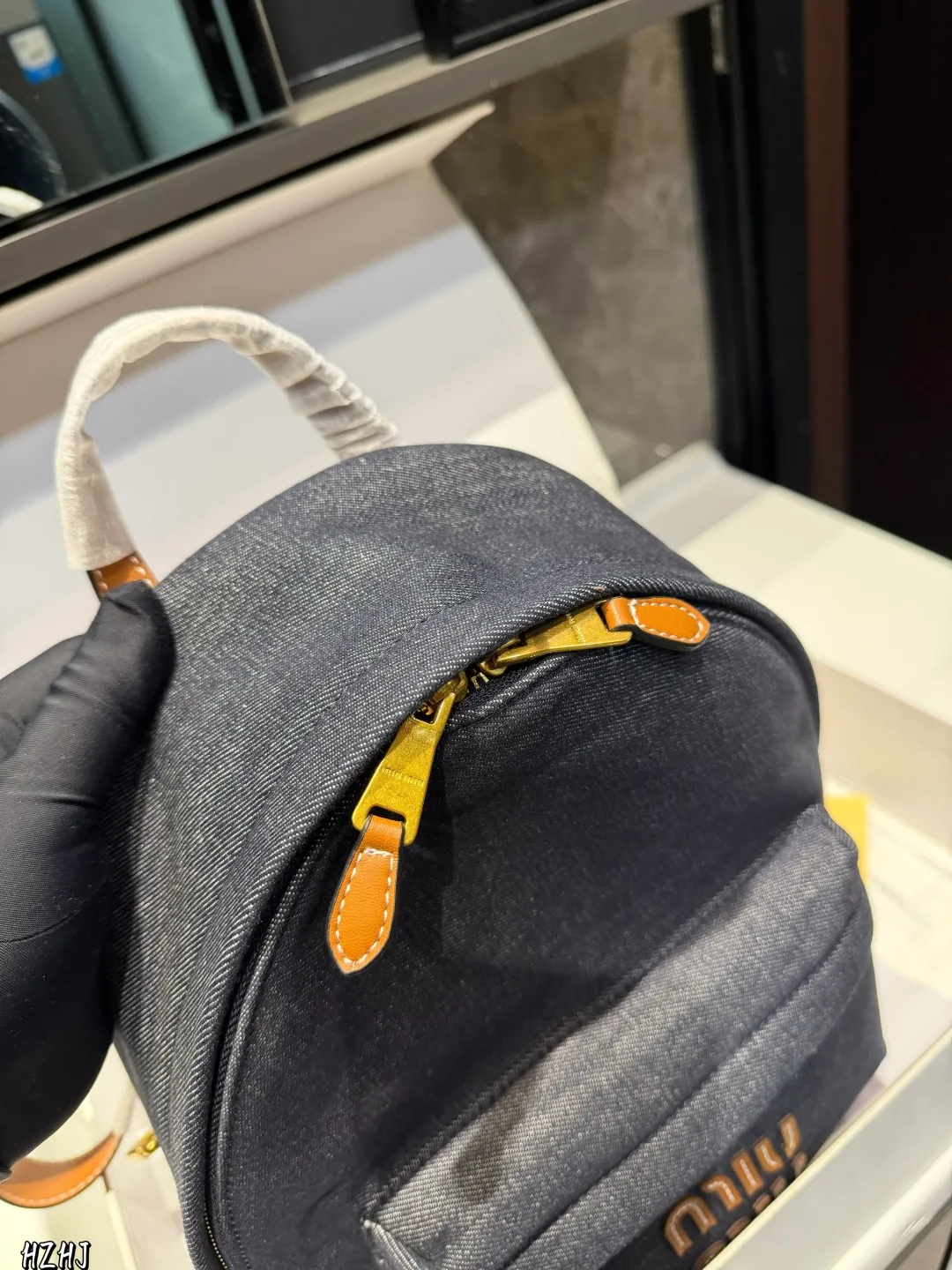 ❤️p170p160❤️ MiuMiu期待已久 帆布双肩包.中古包春夏系列包包 简洁利落的设计凸显功能性 实用主义 柔软舒服的触感彰显 MiuMiu 女性愈加自信，务实，前卫和酷炫的态度 尺寸：33^17*40/22*15*33cm