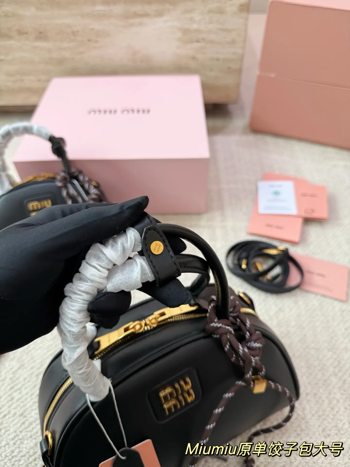 P180 P160 配挂件配盒 size:21 12cm 18 10cm 可盐可甜的 MiuMiu 女孩 miumiu wander半月包饺子包 好搭 什么风格都能驾驭 材质很柔软 容量也非常OK 复古俏皮的hobo包型 是近期几乎天天拿出门的包包!