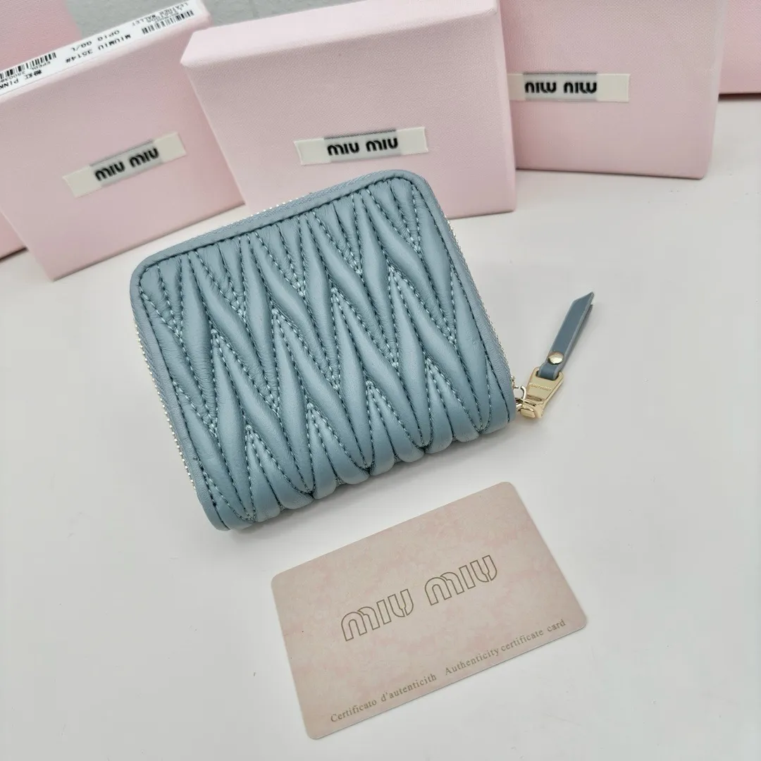 P95🎀miumiu 3511🎀颜色 黑色 粉色 蓝色 🎀尺寸 10.5*10*3🎀miumiu专柜最新款！专柜爆款热力来袭，经典提花压纹设计，釆用顶级进口小羊皮，皮质细腻柔软，做工精细