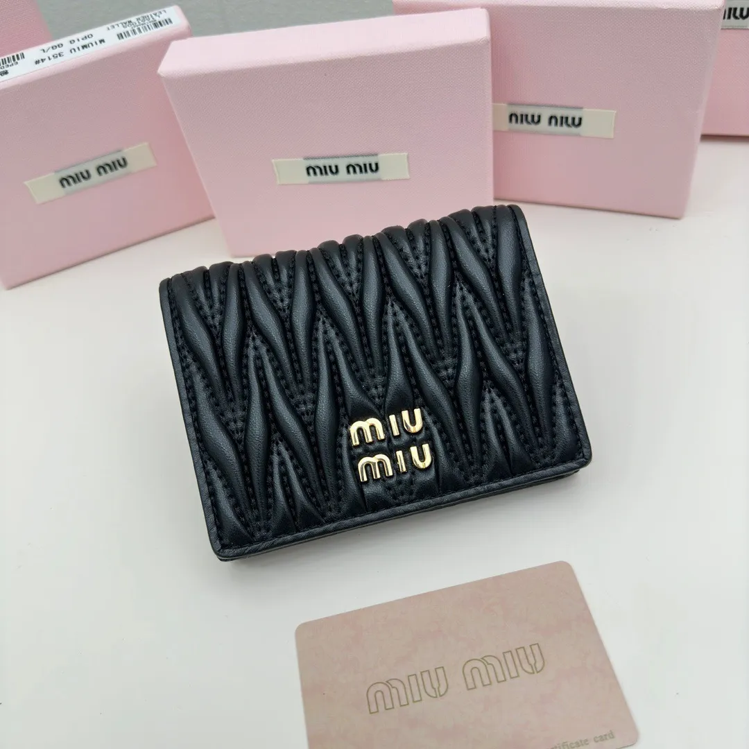 P85🎀miumiu 3513🎀颜色 黑 蓝 粉🎀尺寸 11.5*10*3 🎀miumiu专柜最新款!专柜爆款热力来袭,经典提花压纹设计,釆用顶级进口小羊皮,皮质细腻柔软,做工精细