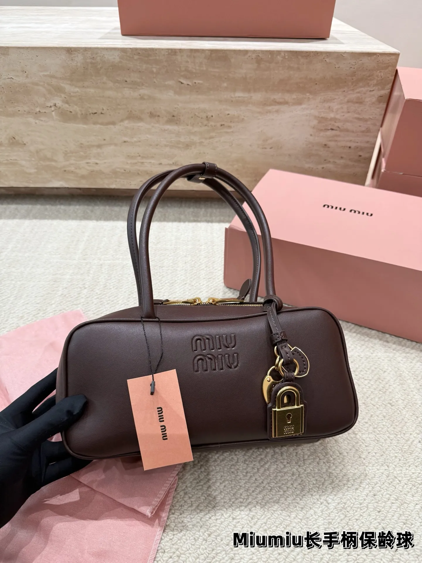 P220 配挂件 size:27.12cm miumiu保龄球长手柄 对版面料 皮质光滑细腻柔软, 棉质缎面衬里。 背起来都很nice 哦 可手拎也可斜挎! 出场就是miumiu小公主!