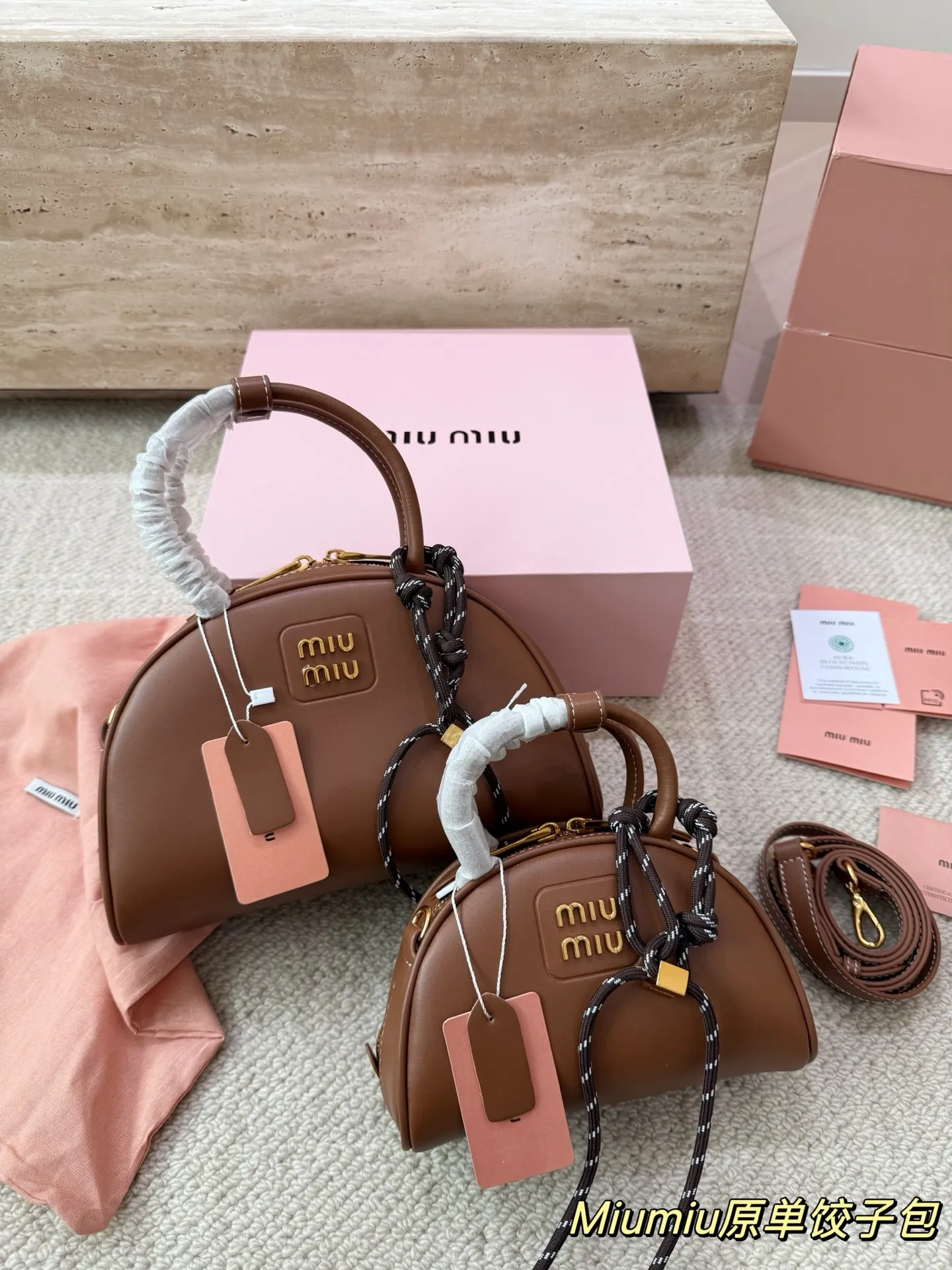 P180 P160 配挂件配盒 size:21 12cm 18 10cm 可盐可甜的 MiuMiu 女孩 miumiu wander半月包饺子包 好搭 什么风格都能驾驭 材质很柔软 容量也非常OK 复古俏皮的hobo包型 是近期几乎天天拿出门的包包!