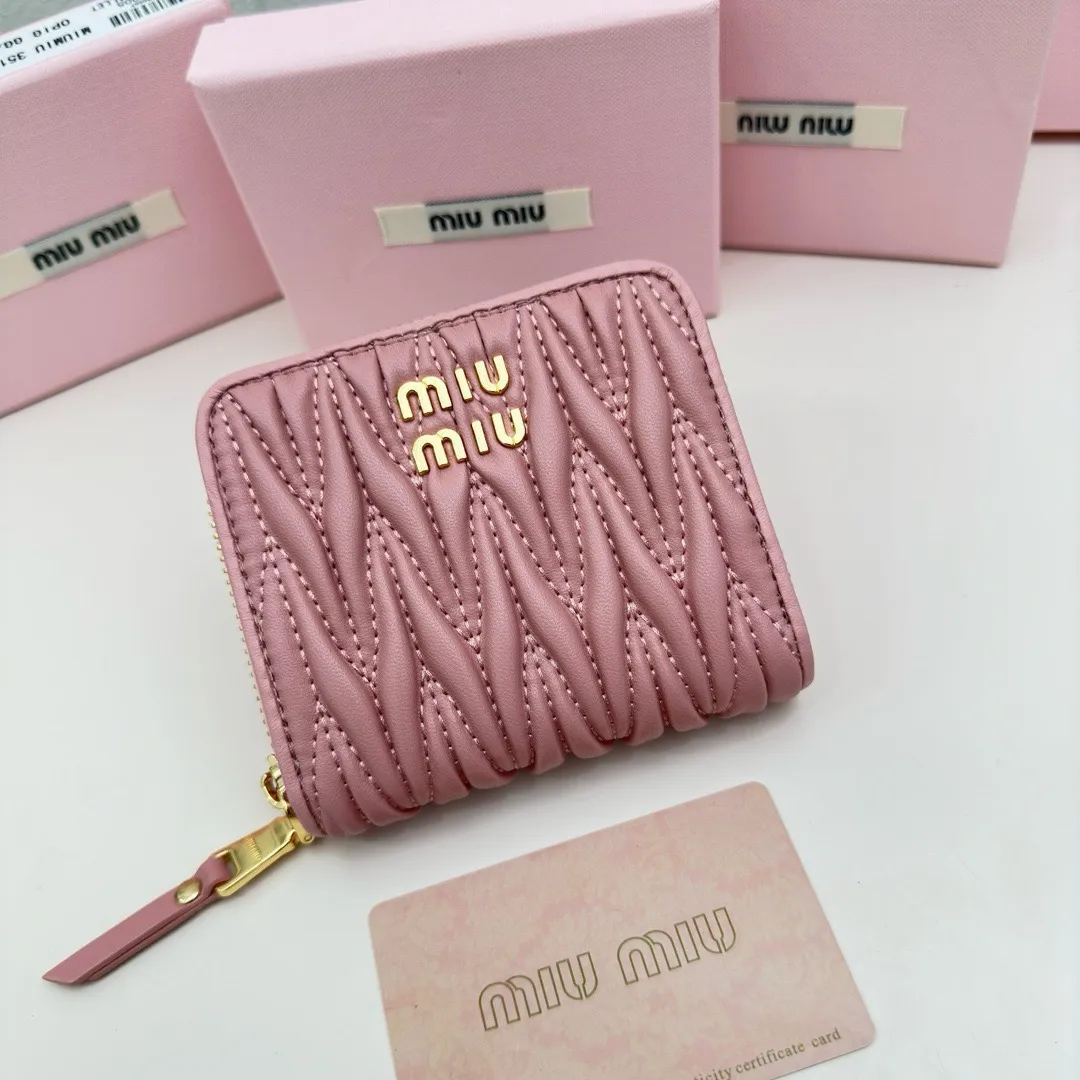 P95🎀miumiu 3511🎀颜色 黑色 粉色 蓝色 🎀尺寸 10.5*10*3🎀miumiu专柜最新款！专柜爆款热力来袭，经典提花压纹设计，釆用顶级进口小羊皮，皮质细腻柔软，做工精细