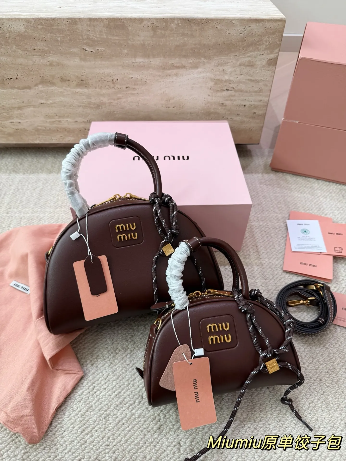P180 P160 配挂件配盒 size：21 12cm 18 10cm 可盐可甜的 MiuMiu 女孩 miumiu wander半月包饺子包 好搭 什么风格都能驾驭 材质很柔软 容量也非常OK 复古俏皮的hobo包型 是近期几乎天天拿出门的包包！