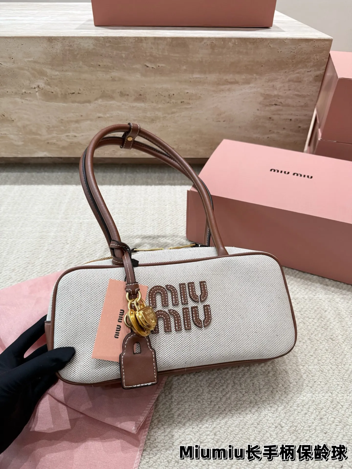 P220 配挂件 size：27.12cm miumiu保龄球长手柄 对版面料 皮质光滑细腻柔软， 棉质缎面衬里。 背起来都很nice 哦 可手拎也可斜挎！ 出场就是miumiu小公主！