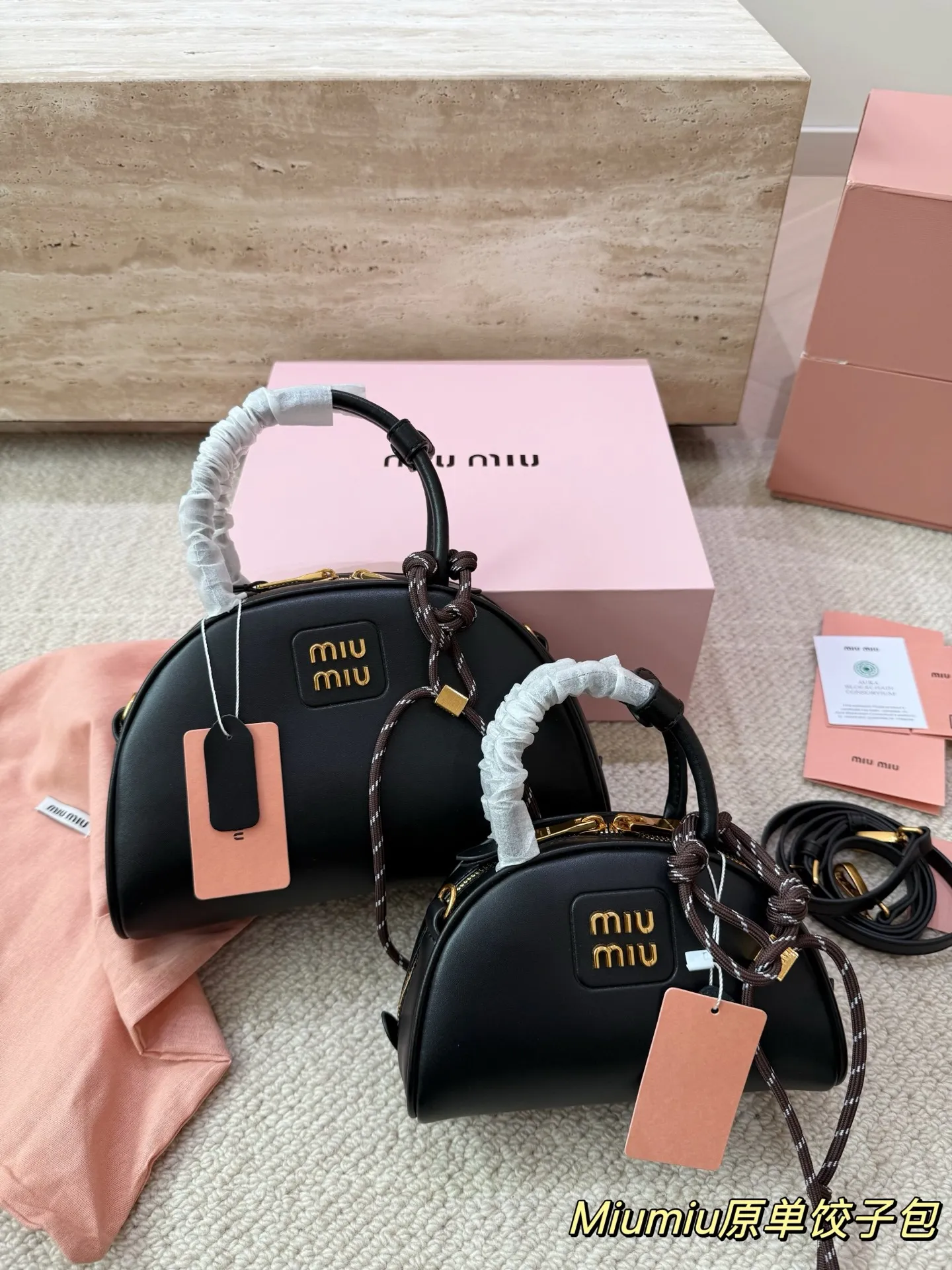 P180 P160 配挂件配盒 size：21 12cm 18 10cm 可盐可甜的 MiuMiu 女孩 miumiu wander半月包饺子包 好搭 什么风格都能驾驭 材质很柔软 容量也非常OK 复古俏皮的hobo包型 是近期几乎天天拿出门的包包！