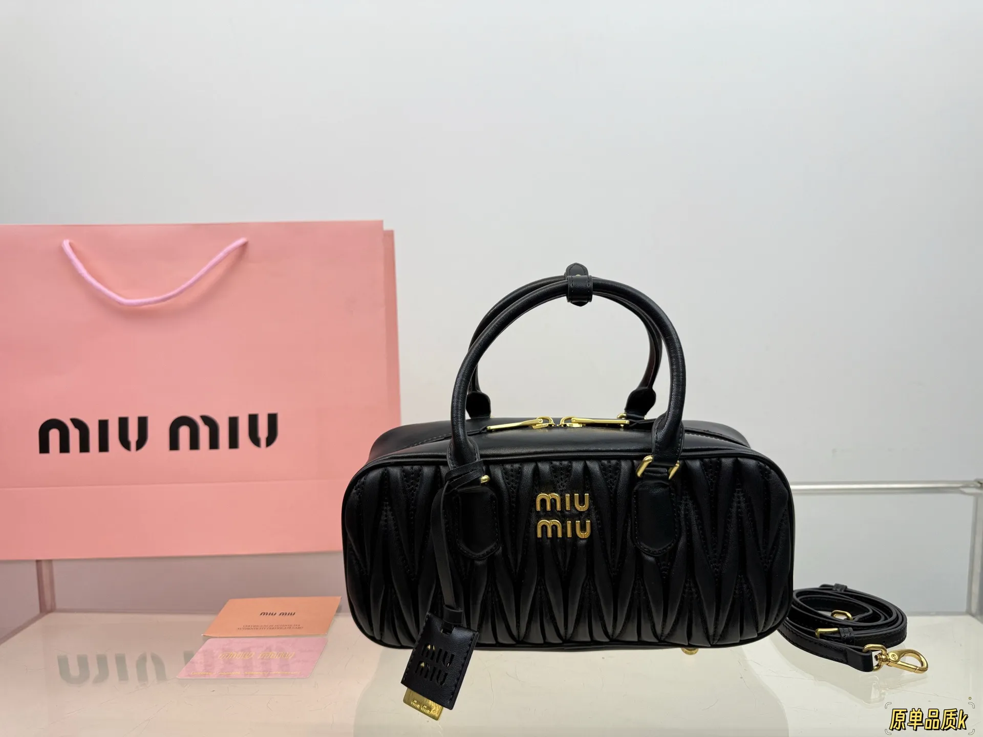 (折叠盒⚠️)p250/p240/p235 (羊皮) Miu新品 高级褶皱保龄球包 搭配小零钱包 精致独特的设计 时尚绝美 大方且与众不同 size:28*13cm(大) size:23*12cm(中) size:20*11cm(小)