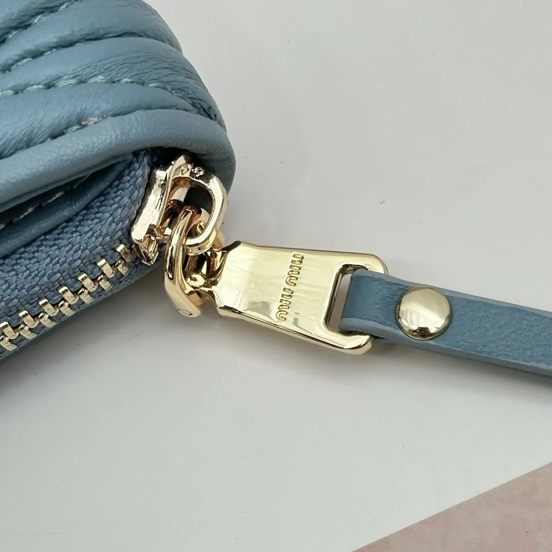 P95🎀miumiu 3511🎀颜色 黑色 粉色 蓝色 🎀尺寸 10.5*10*3🎀miumiu专柜最新款！专柜爆款热力来袭，经典提花压纹设计，釆用顶级进口小羊皮，皮质细腻柔软，做工精细