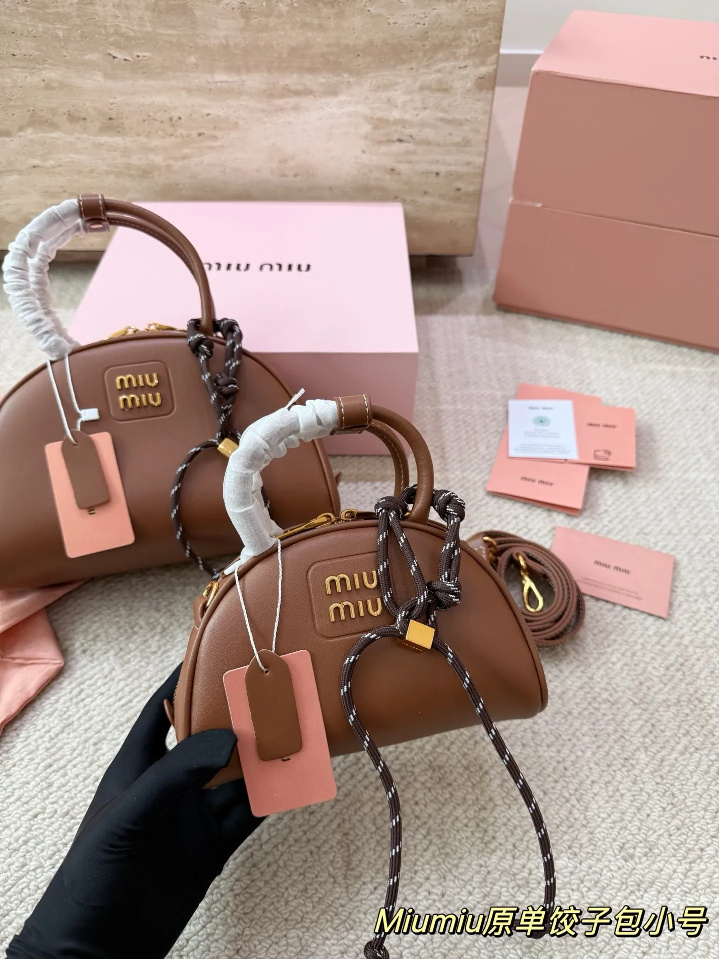 P180 P160 配挂件配盒 size:21 12cm 18 10cm 可盐可甜的 MiuMiu 女孩 miumiu wander半月包饺子包 好搭 什么风格都能驾驭 材质很柔软 容量也非常OK 复古俏皮的hobo包型 是近期几乎天天拿出门的包包!