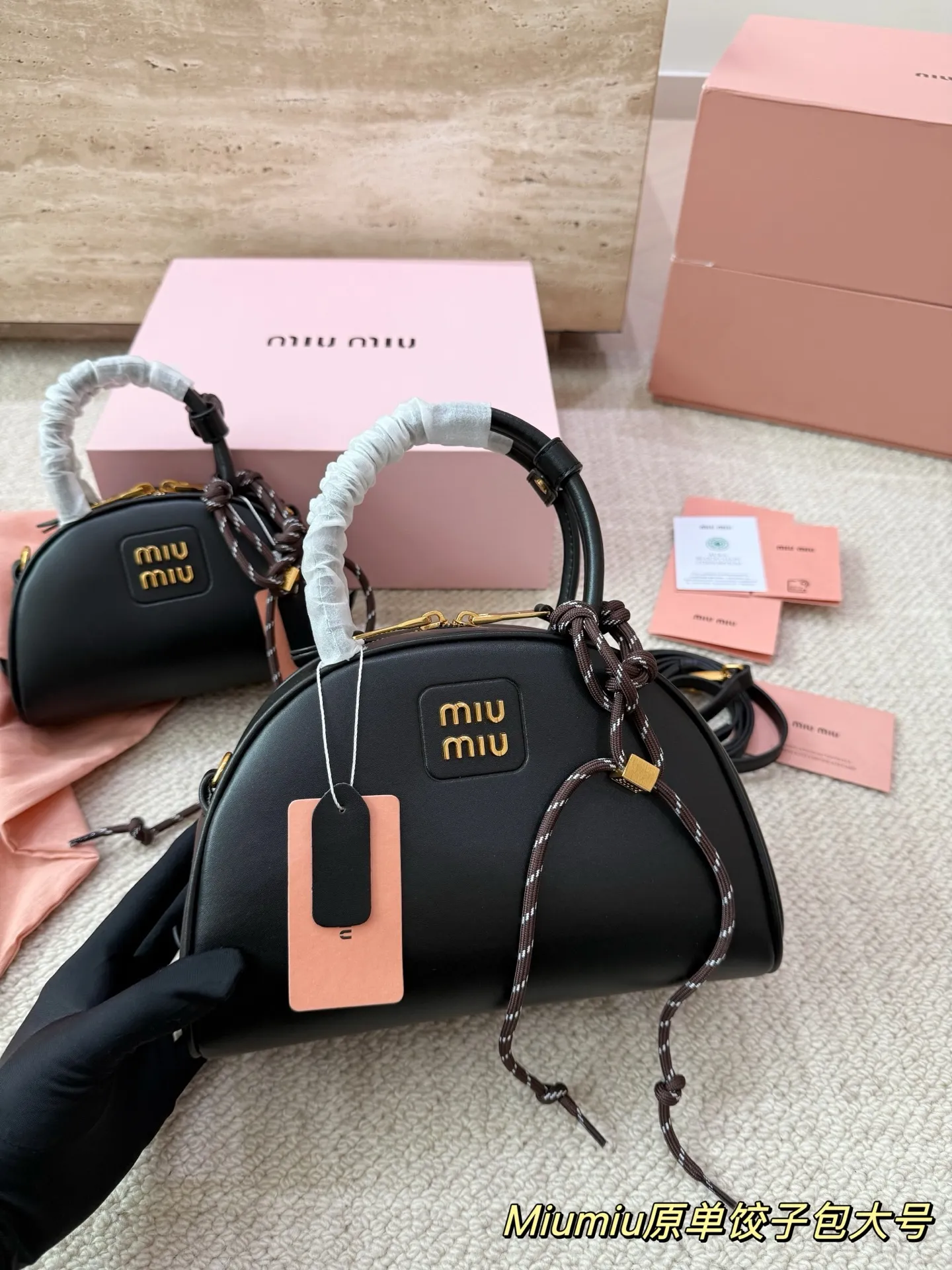 P180 P160 配挂件配盒 size:21 12cm 18 10cm 可盐可甜的 MiuMiu 女孩 miumiu wander半月包饺子包 好搭 什么风格都能驾驭 材质很柔软 容量也非常OK 复古俏皮的hobo包型 是近期几乎天天拿出门的包包!