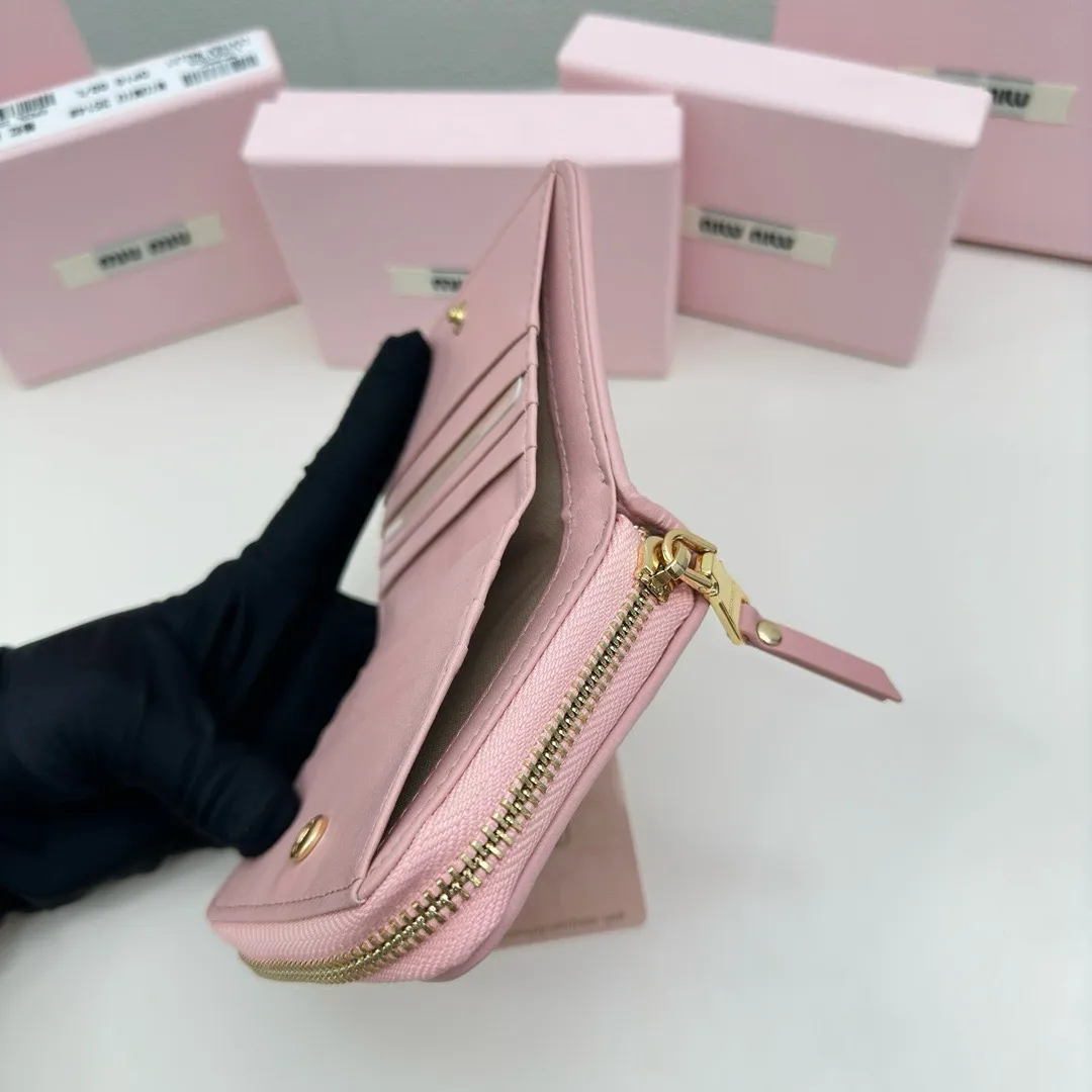 P95🎀miumiu 3511🎀颜色 黑色 粉色 蓝色 🎀尺寸 10.5*10*3🎀miumiu专柜最新款！专柜爆款热力来袭，经典提花压纹设计，釆用顶级进口小羊皮，皮质细腻柔软，做工精细