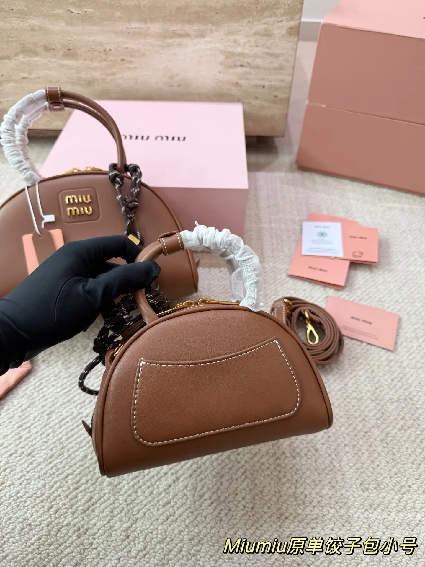 P180 P160 配挂件配盒 size:21 12cm 18 10cm 可盐可甜的 MiuMiu 女孩 miumiu wander半月包饺子包 好搭 什么风格都能驾驭 材质很柔软 容量也非常OK 复古俏皮的hobo包型 是近期几乎天天拿出门的包包!