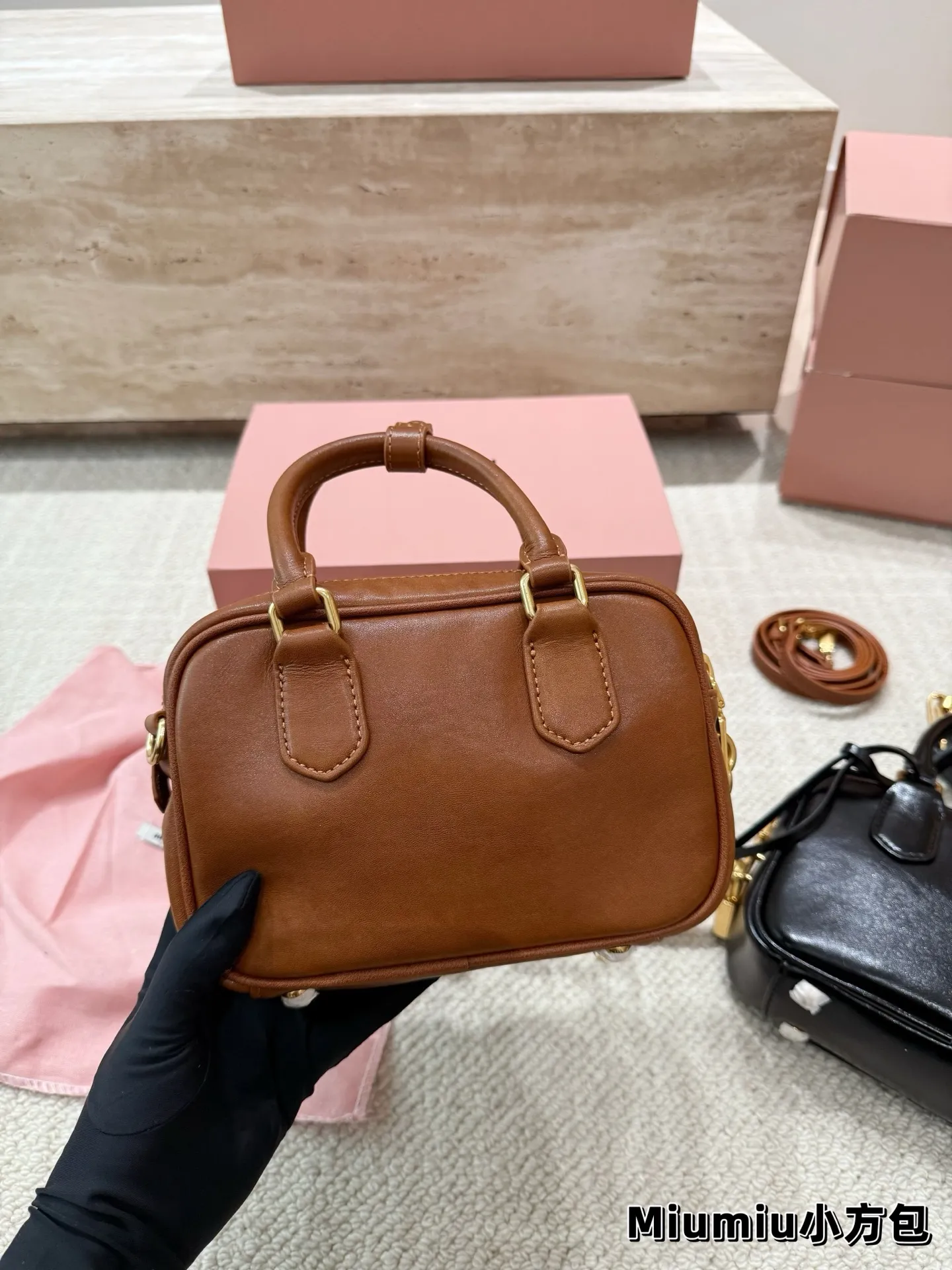 P210 📍Miumiu25秋冬秀款做旧小方块 尺寸 13*19*6CM 两个颜色 爆款预测🔥配盒子挂件