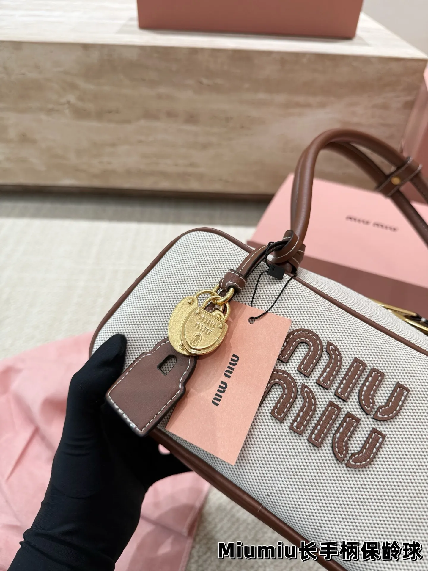 P220 配挂件 size:27.12cm miumiu保龄球长手柄 对版面料 皮质光滑细腻柔软, 棉质缎面衬里。 背起来都很nice 哦 可手拎也可斜挎! 出场就是miumiu小公主!