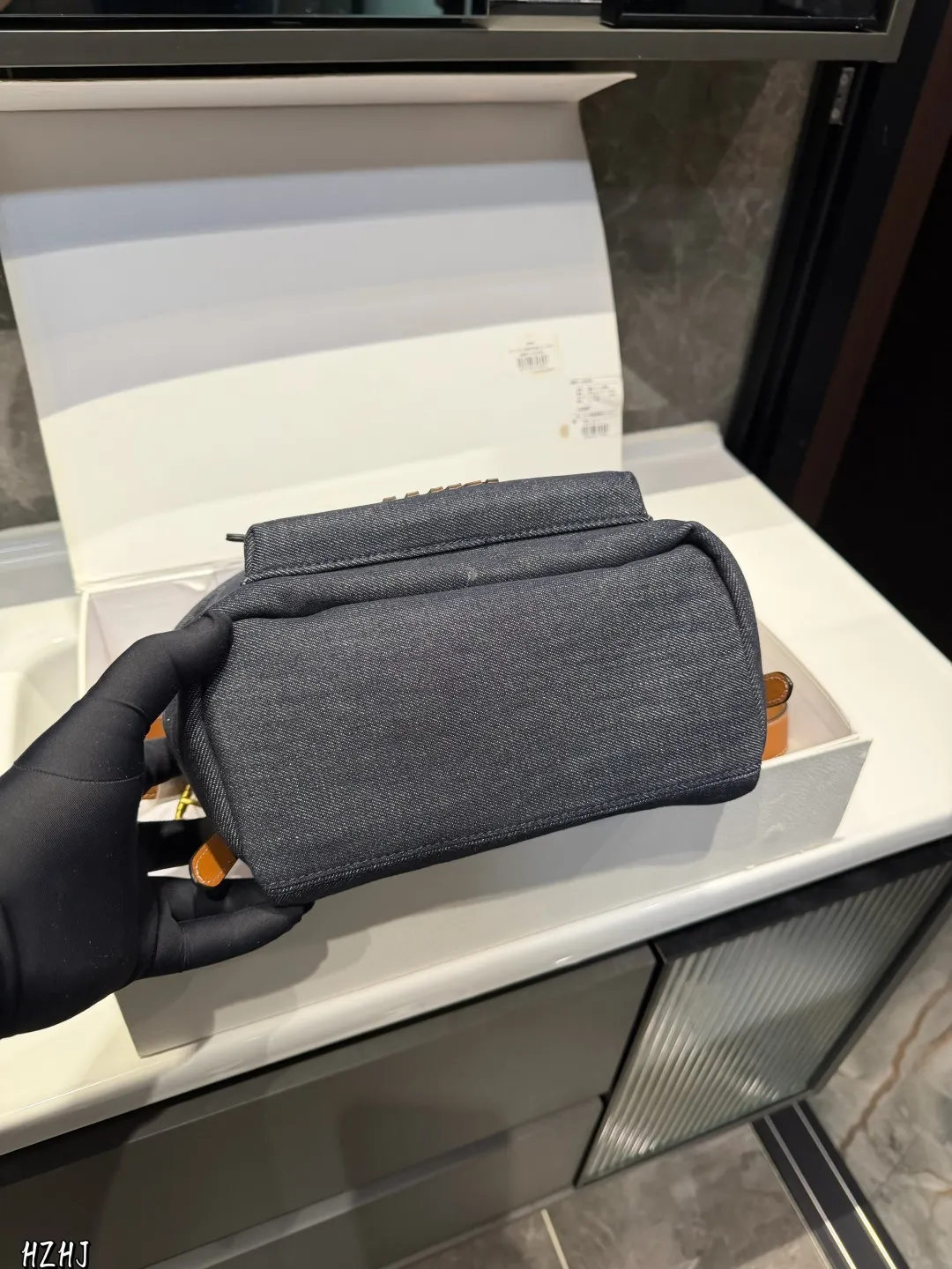 ❤️p170p160❤️ MiuMiu期待已久 帆布双肩包.中古包春夏系列包包 简洁利落的设计凸显功能性 实用主义 柔软舒服的触感彰显 MiuMiu 女性愈加自信，务实，前卫和酷炫的态度 尺寸：33^17*40/22*15*33cm