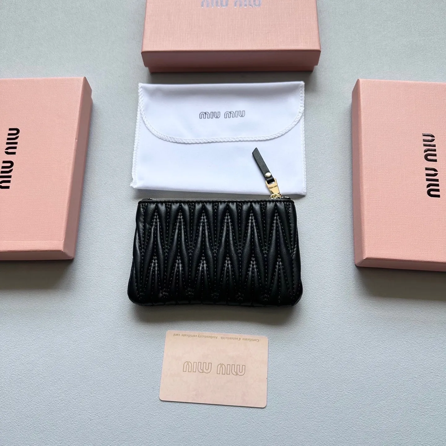 p75🎀🎀颜色 黑 粉 棕 蓝🎀尺寸 14.5x9🎀miumiu 顶级小羊皮多功能🐑零钱包👍里外全羊皮🔥经典搭配，时尚百搭