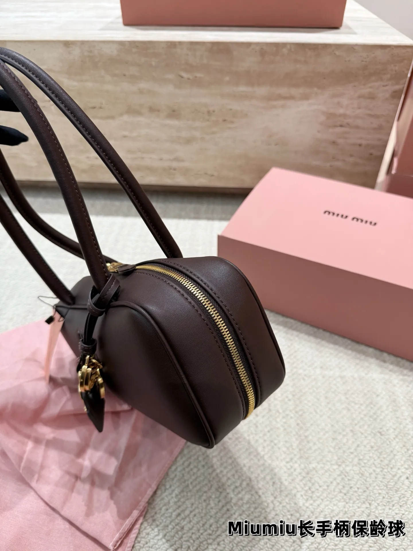 P220 配挂件 size：27.12cm miumiu保龄球长手柄 对版面料 皮质光滑细腻柔软， 棉质缎面衬里。 背起来都很nice 哦 可手拎也可斜挎！ 出场就是miumiu小公主！