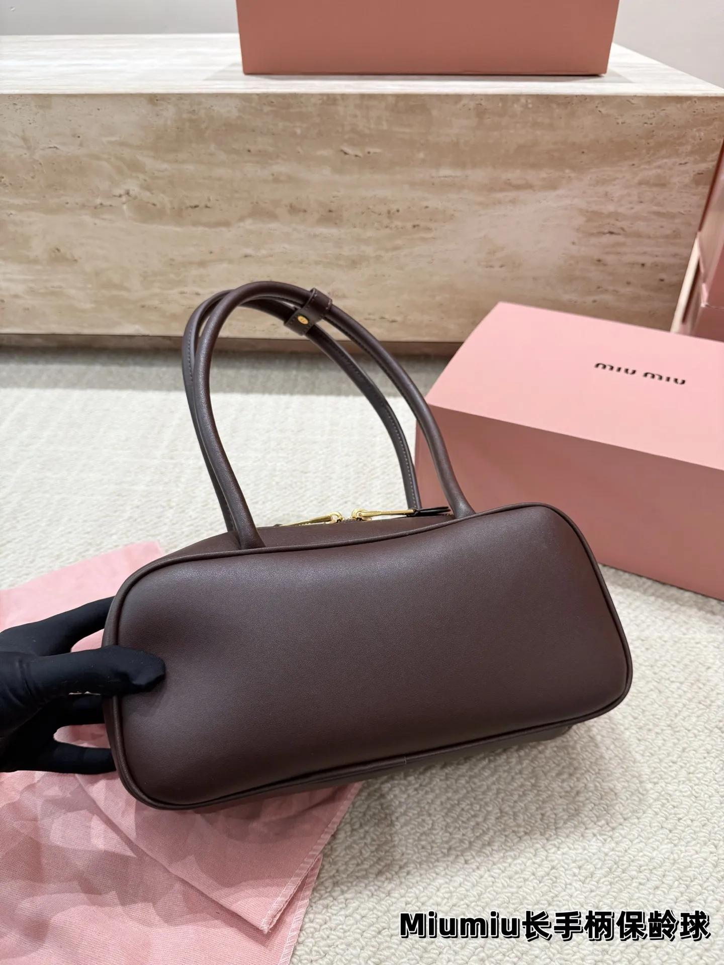 P220 配挂件 size:27.12cm miumiu保龄球长手柄 对版面料 皮质光滑细腻柔软, 棉质缎面衬里。 背起来都很nice 哦 可手拎也可斜挎! 出场就是miumiu小公主!