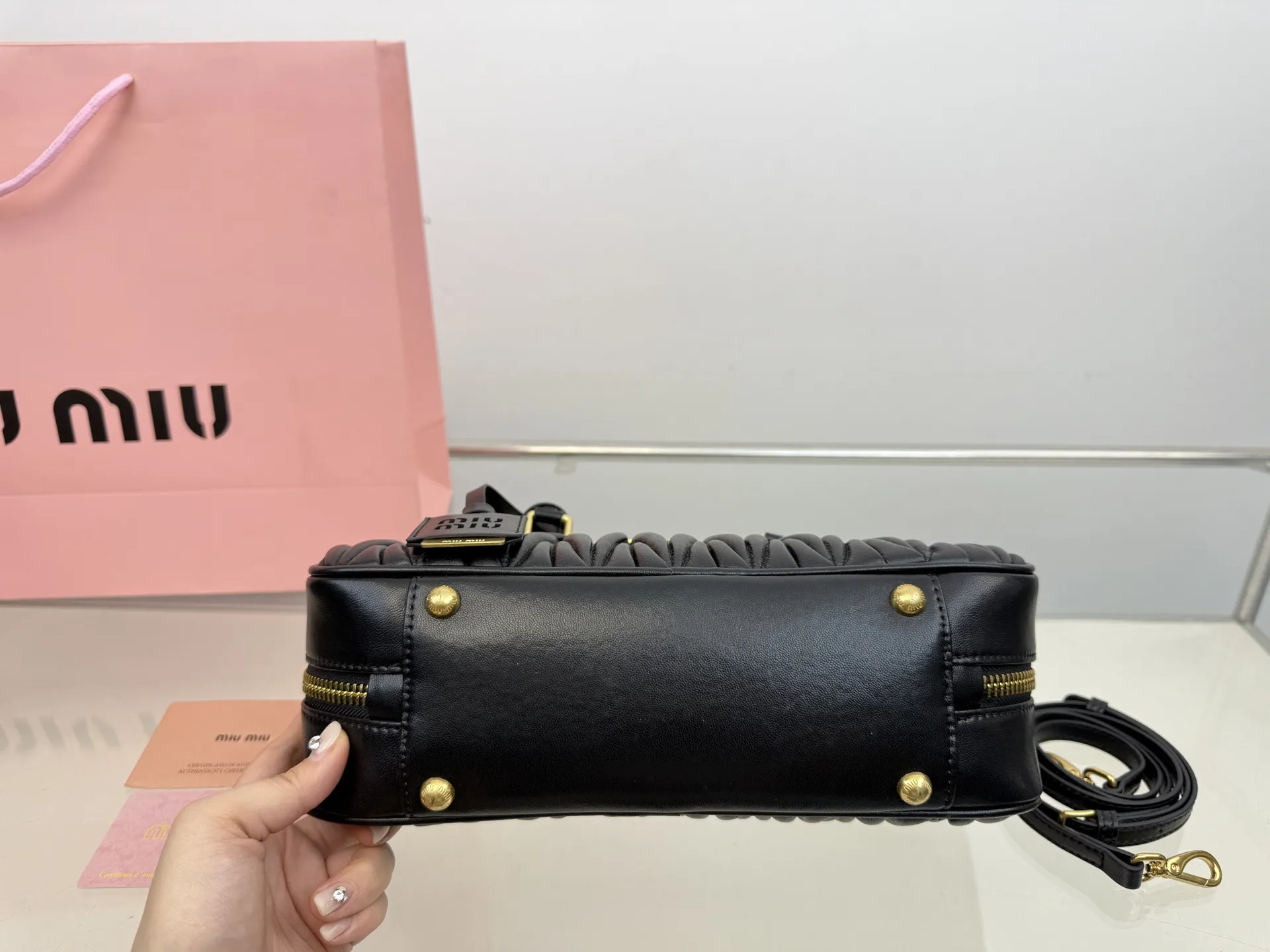 （折叠盒⚠️）p250/p240/p235 （羊皮） Miu新品 高级褶皱保龄球包 搭配小零钱包 精致独特的设计 时尚绝美 大方且与众不同 size：28*13cm（大） size：23*12cm（中） size：20*11cm（小）