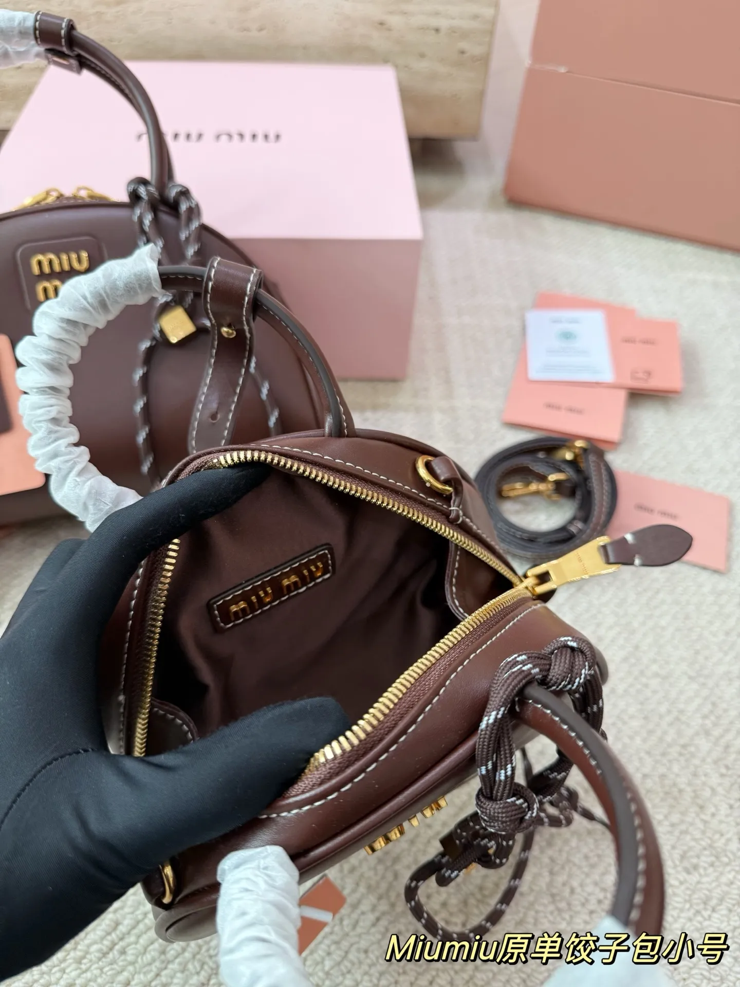 P180 P160 配挂件配盒 size：21 12cm 18 10cm 可盐可甜的 MiuMiu 女孩 miumiu wander半月包饺子包 好搭 什么风格都能驾驭 材质很柔软 容量也非常OK 复古俏皮的hobo包型 是近期几乎天天拿出门的包包！