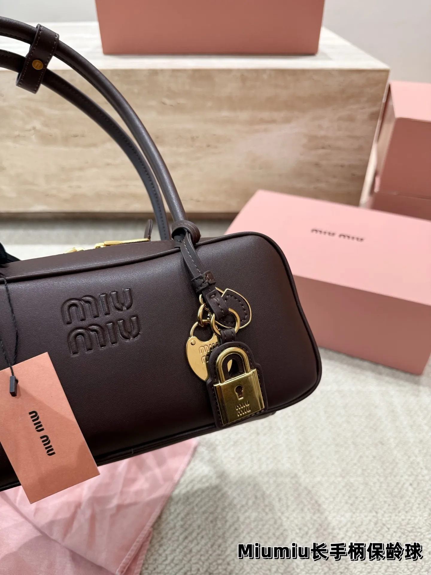 P220 配挂件 size:27.12cm miumiu保龄球长手柄 对版面料 皮质光滑细腻柔软, 棉质缎面衬里。 背起来都很nice 哦 可手拎也可斜挎! 出场就是miumiu小公主!