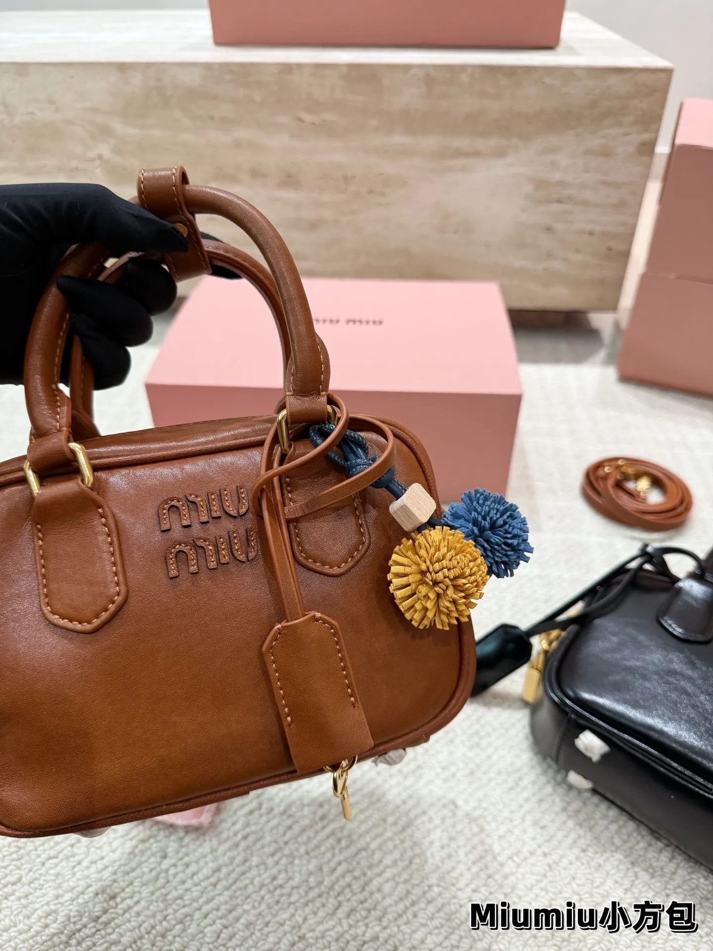 P210 📍Miumiu25秋冬秀款做旧小方块 尺寸 13*19*6CM 两个颜色 爆款预测🔥配盒子挂件