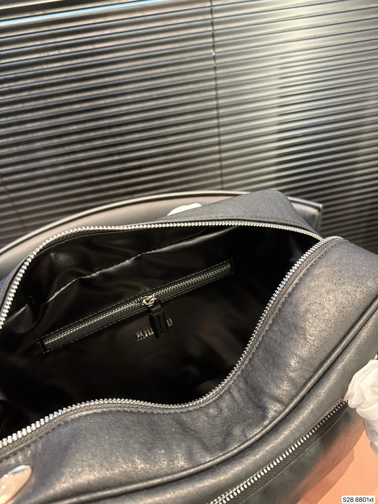 P190 配折叠盒 miumiu保龄球/公文包 可手拎也可斜挎！ 出场就是miumiu小公主！ 尺寸30 20 货号8801