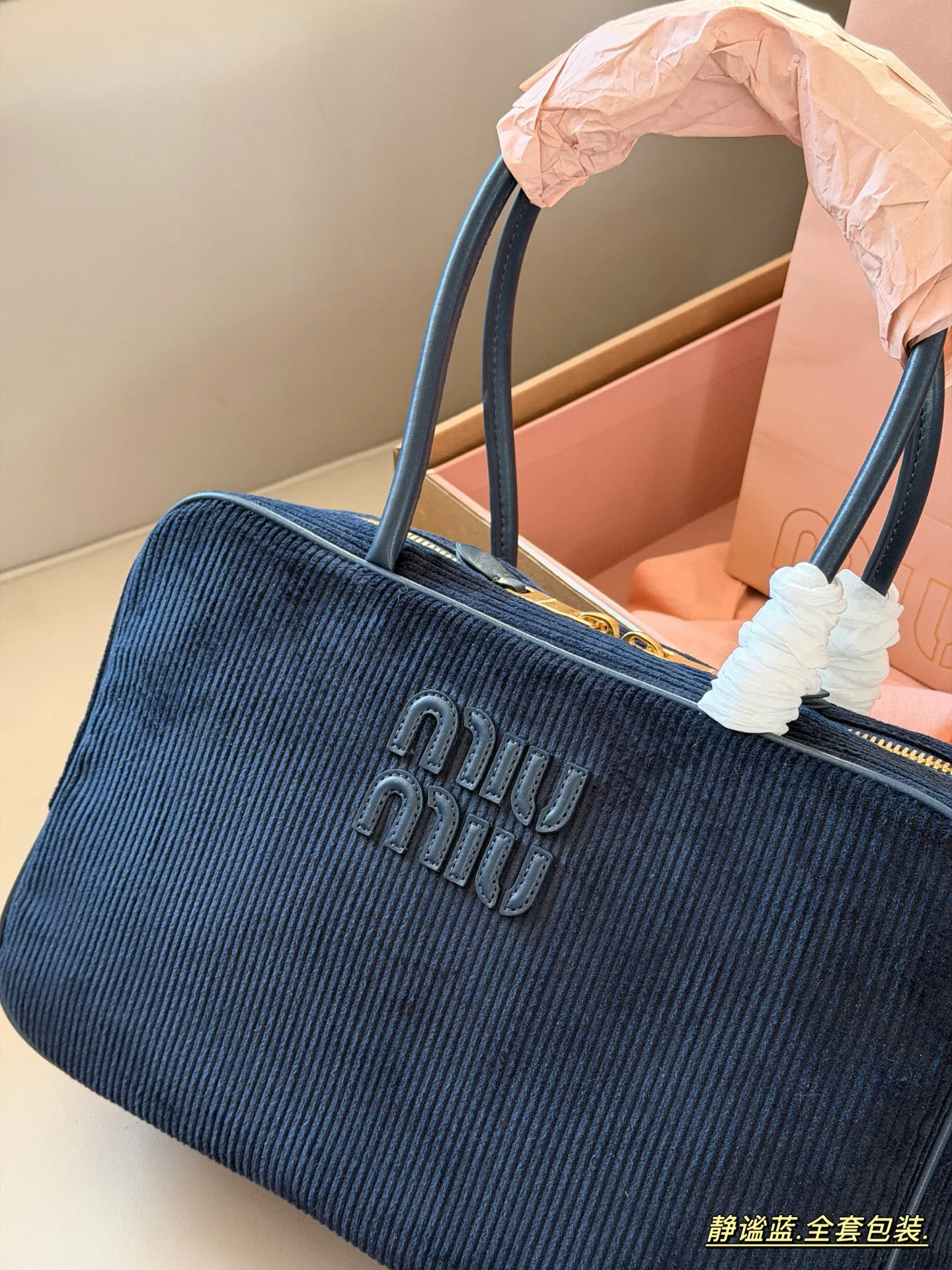 💰260 配全套包装 size:35*22cm miumiu 保龄球/公文包/灯芯绒 灯芯绒软软绵绵的 秋冬季的断货王! 这款的版型也太好看了吧!