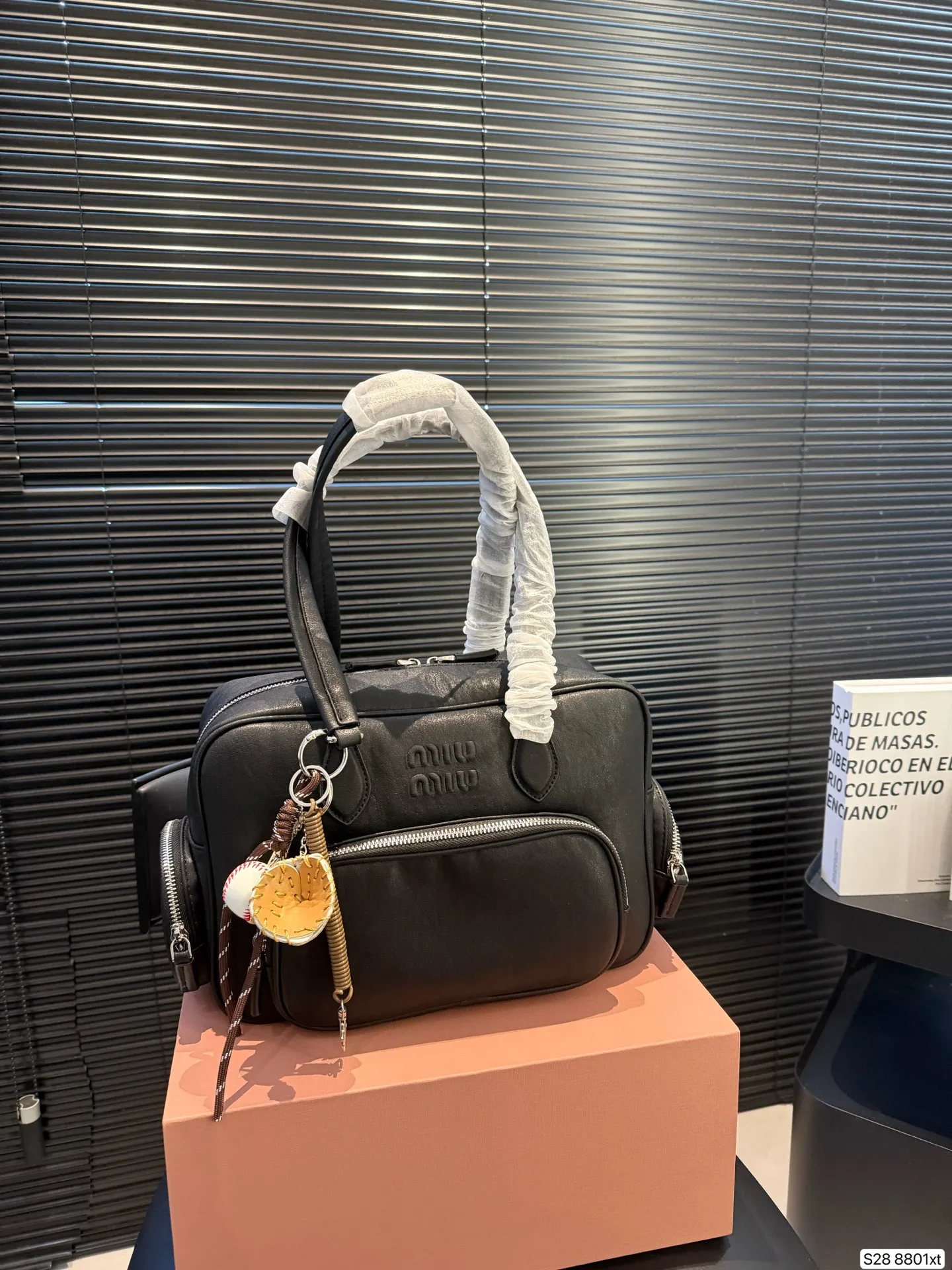 P190 配折叠盒 miumiu保龄球/公文包 可手拎也可斜挎! 出场就是miumiu小公主! 尺寸30 20 货号8801