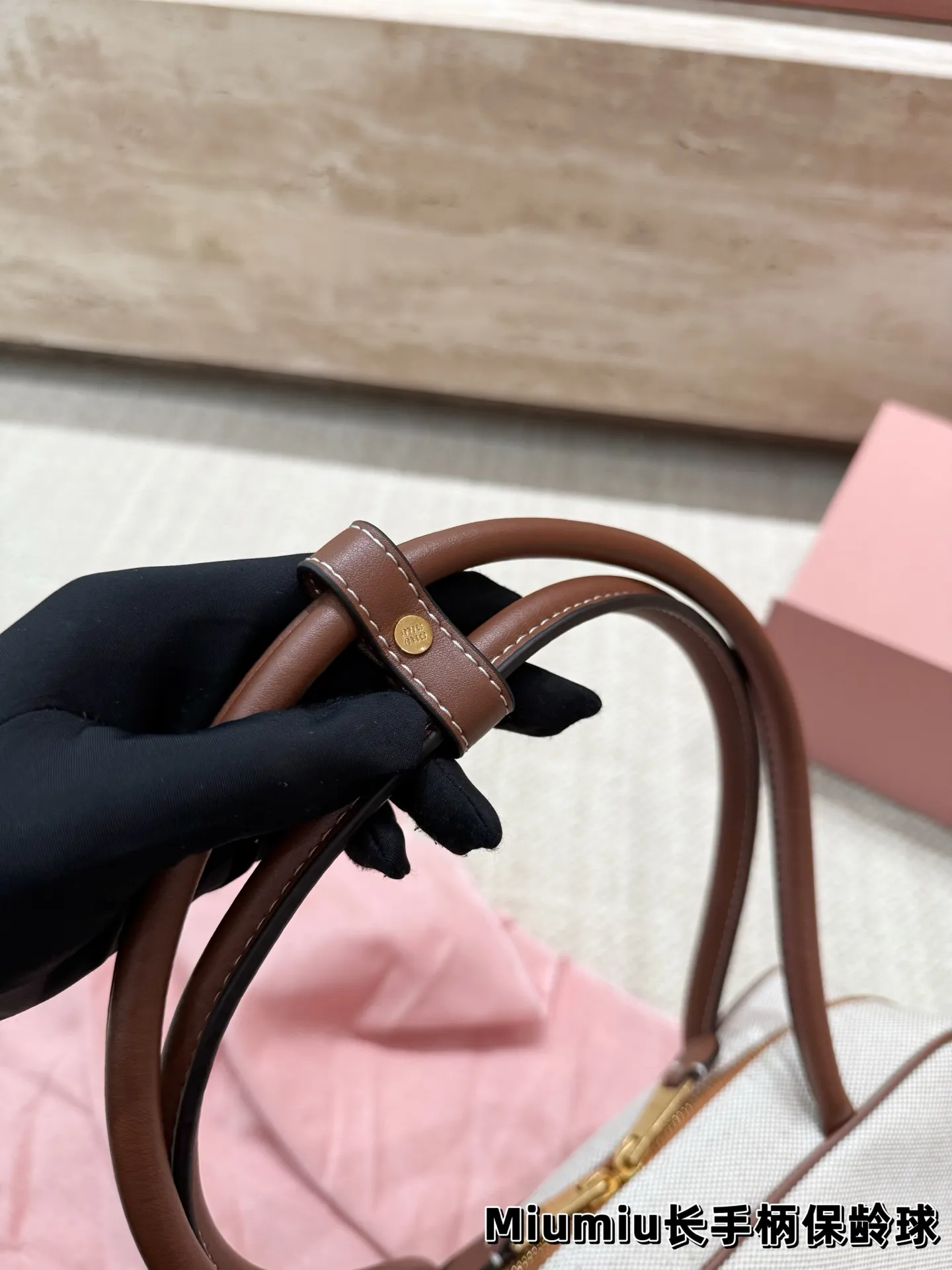 P220 配挂件 size：27.12cm miumiu保龄球长手柄 对版面料 皮质光滑细腻柔软， 棉质缎面衬里。 背起来都很nice 哦 可手拎也可斜挎！ 出场就是miumiu小公主！