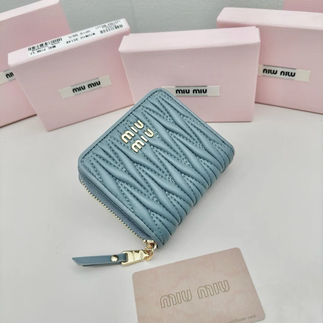 P95🎀miumiu 3511🎀颜色 黑色 粉色 蓝色 🎀尺寸 10.5*10*3🎀miumiu专柜最新款!专柜爆款热力来袭,经典提花压纹设计,釆用顶级进口小羊皮,皮质细腻柔软,做工精细