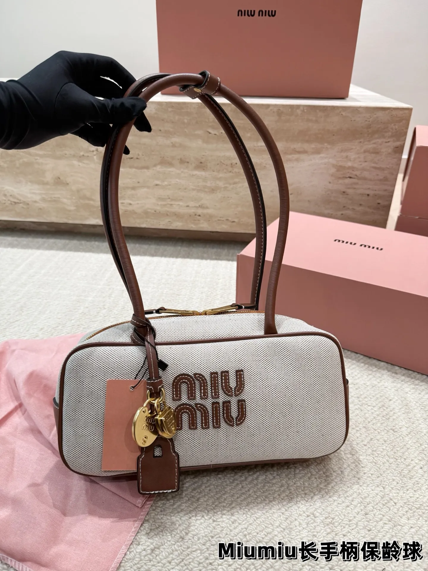 P220 配挂件 size：27.12cm miumiu保龄球长手柄 对版面料 皮质光滑细腻柔软， 棉质缎面衬里。 背起来都很nice 哦 可手拎也可斜挎！ 出场就是miumiu小公主！