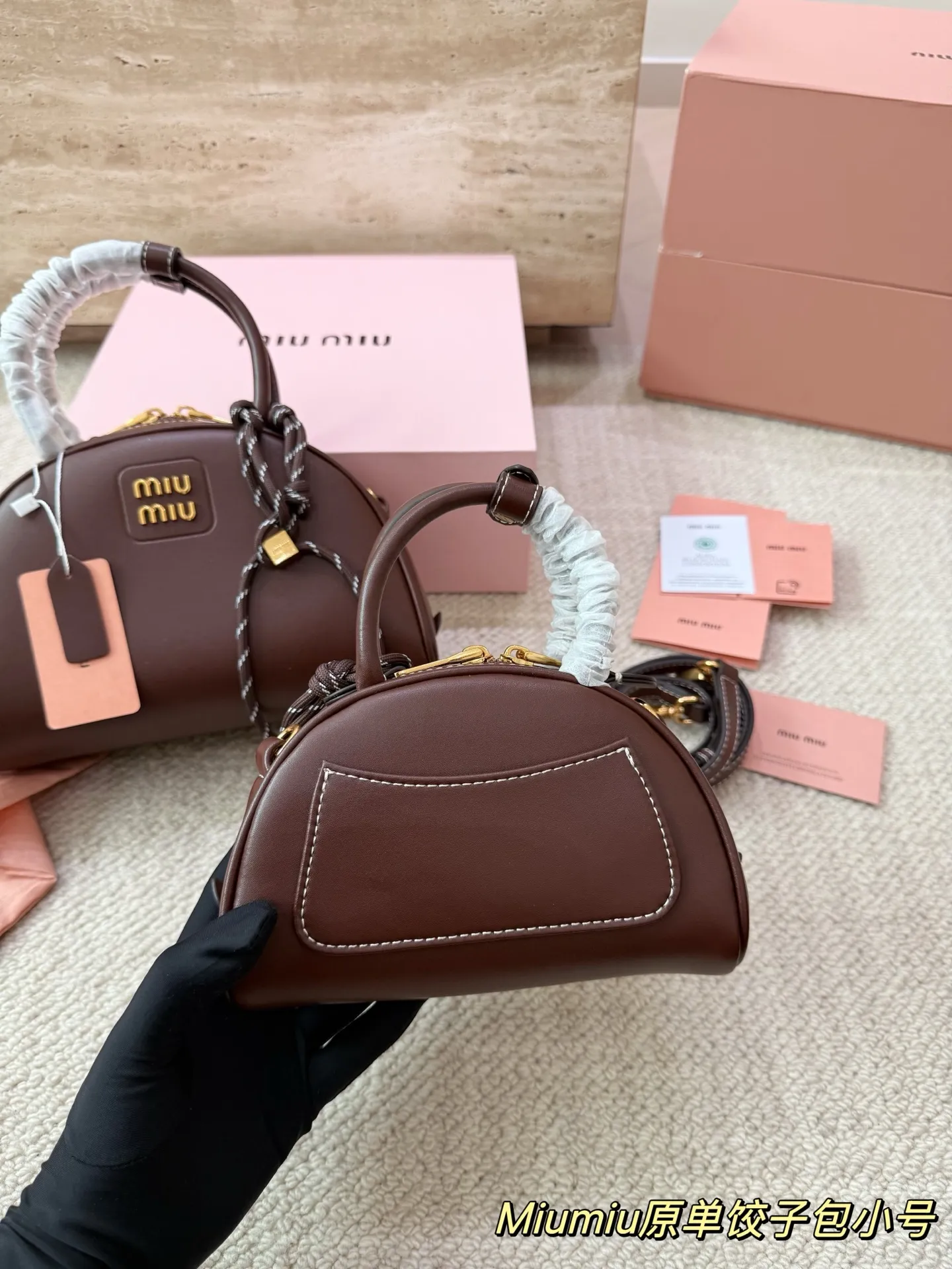 P180 P160 配挂件配盒 size:21 12cm 18 10cm 可盐可甜的 MiuMiu 女孩 miumiu wander半月包饺子包 好搭 什么风格都能驾驭 材质很柔软 容量也非常OK 复古俏皮的hobo包型 是近期几乎天天拿出门的包包!