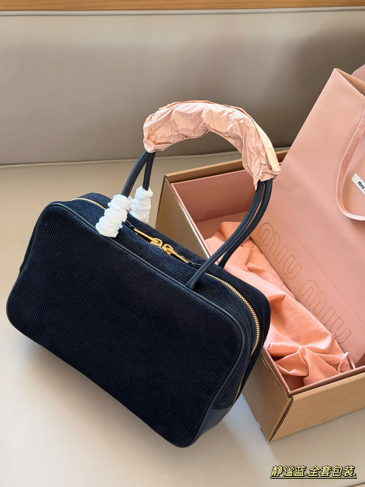 💰260 配全套包装 size：35*22cm miumiu 保龄球/公文包/灯芯绒 灯芯绒软软绵绵的 秋冬季的断货王！ 这款的版型也太好看了吧！