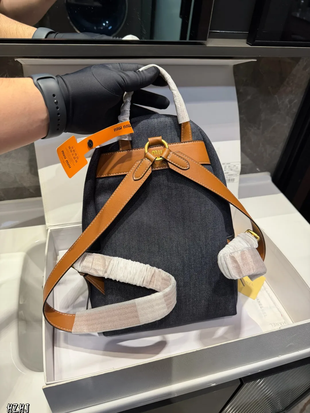 ❤️p170p160❤️ MiuMiu期待已久 帆布双肩包.中古包春夏系列包包 简洁利落的设计凸显功能性 实用主义 柔软舒服的触感彰显 MiuMiu 女性愈加自信,务实,前卫和酷炫的态度 尺寸:33^17*40/22*15*33cm