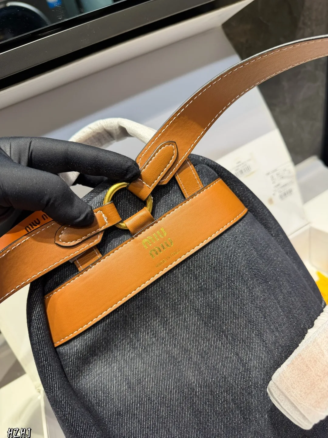 ❤️p170p160❤️ MiuMiu期待已久 帆布双肩包.中古包春夏系列包包 简洁利落的设计凸显功能性 实用主义 柔软舒服的触感彰显 MiuMiu 女性愈加自信，务实，前卫和酷炫的态度 尺寸：33^17*40/22*15*33cm