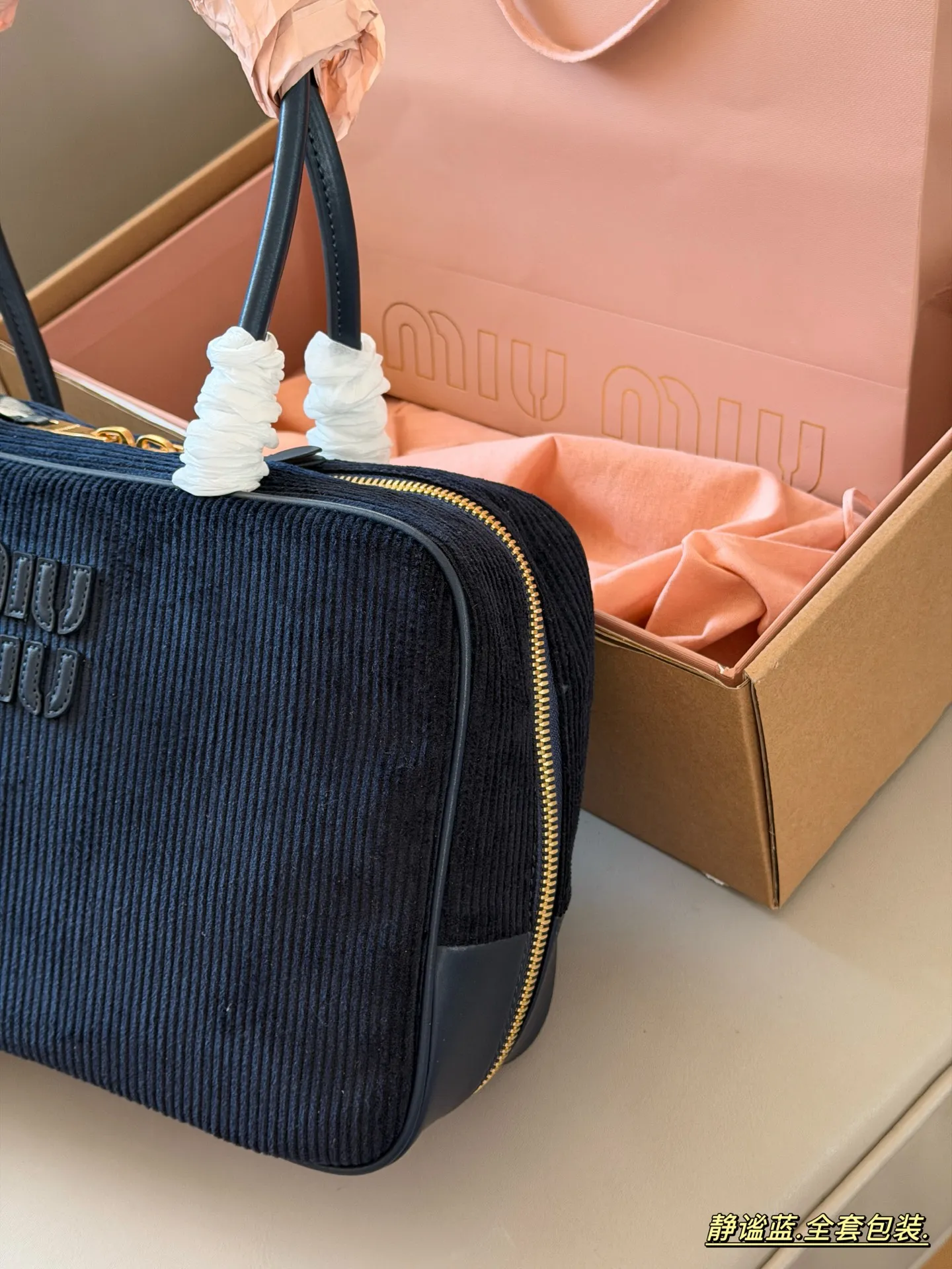 💰260 配全套包装 size：35*22cm miumiu 保龄球/公文包/灯芯绒 灯芯绒软软绵绵的 秋冬季的断货王！ 这款的版型也太好看了吧！