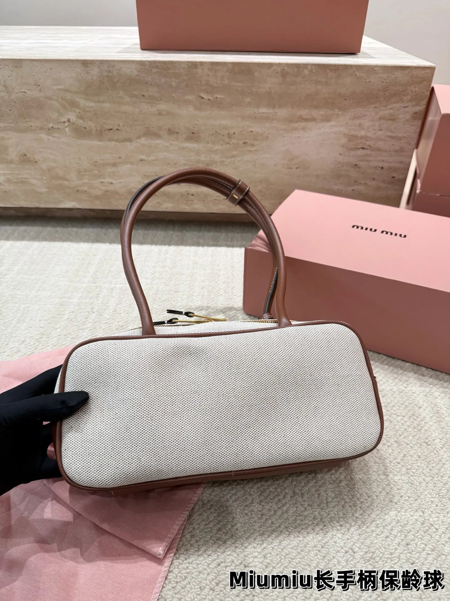 P220 配挂件 size：27.12cm miumiu保龄球长手柄 对版面料 皮质光滑细腻柔软， 棉质缎面衬里。 背起来都很nice 哦 可手拎也可斜挎！ 出场就是miumiu小公主！