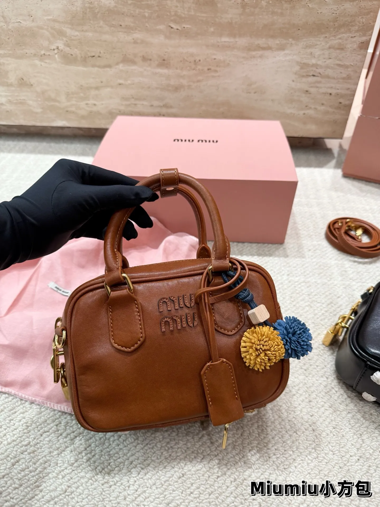 P210 📍Miumiu25秋冬秀款做旧小方块 尺寸 13*19*6CM 两个颜色 爆款预测🔥配盒子挂件