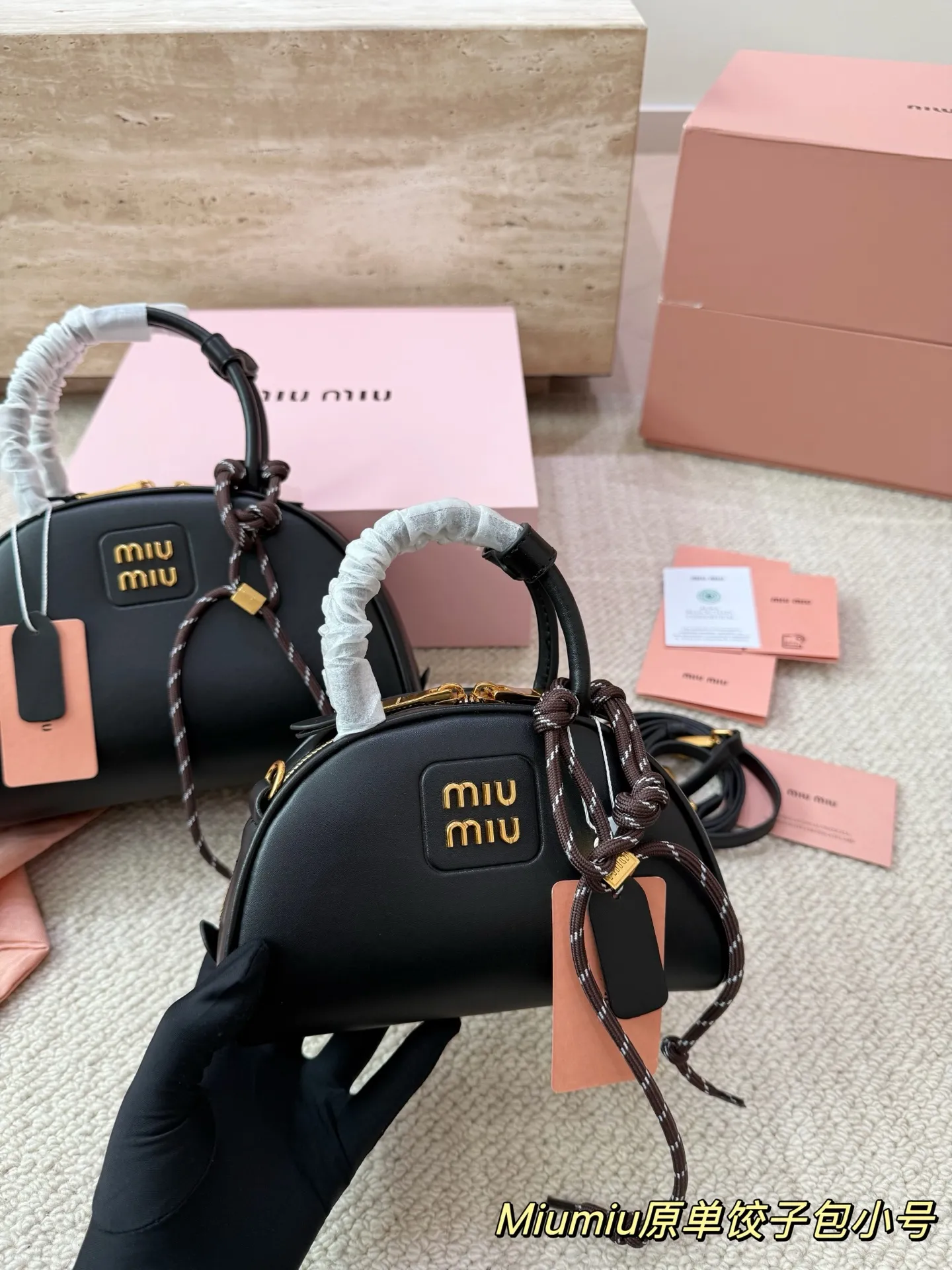 P180 P160 配挂件配盒 size:21 12cm 18 10cm 可盐可甜的 MiuMiu 女孩 miumiu wander半月包饺子包 好搭 什么风格都能驾驭 材质很柔软 容量也非常OK 复古俏皮的hobo包型 是近期几乎天天拿出门的包包!